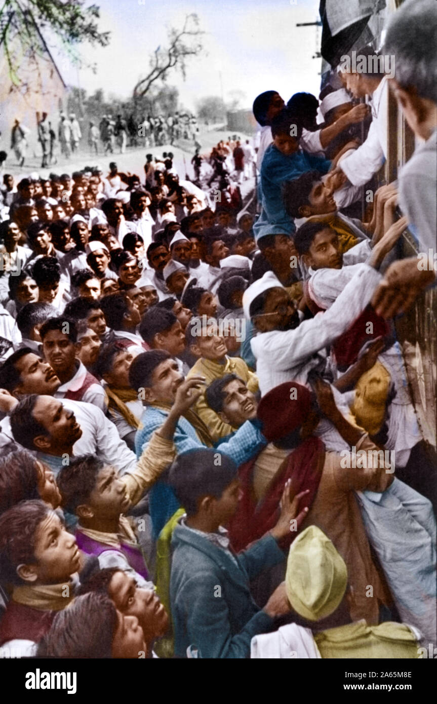 Die Leute, die auf der Suche am Zug nach Allahabad, Mahatma Gandhi Asche, Delhi, Indien, Asien, 12. Februar 1948 Stockfoto