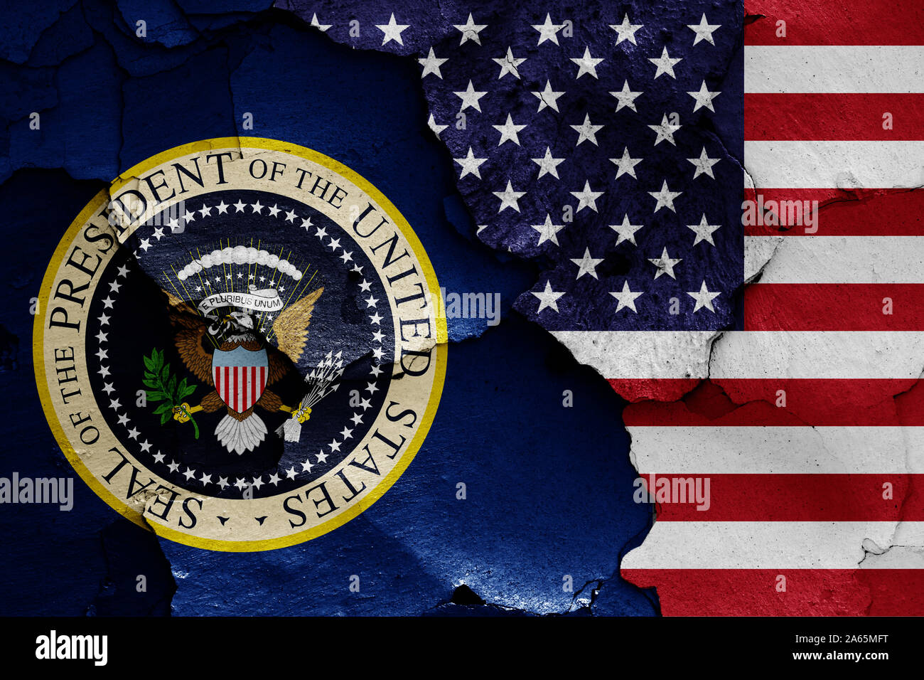 Flagge des Präsidenten der Vereinigten Staaten und den USA gemalt auf Risse an der Wand Stockfoto
