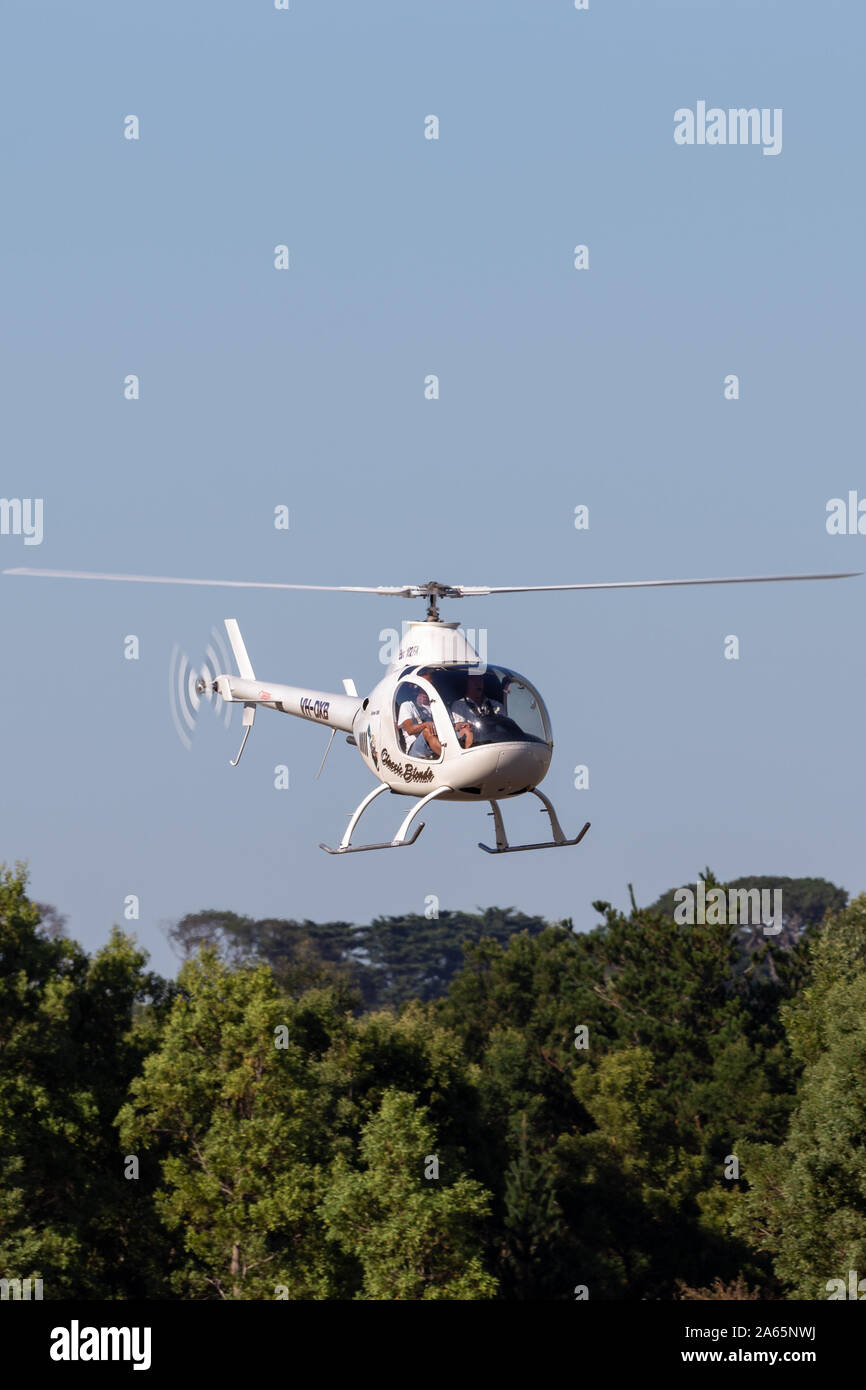 RotorWay Exec 162FA VH-dxb Kit gebaute Hubschrauber auf Ansatz auf Tyabb Flughafen zu landen. Stockfoto