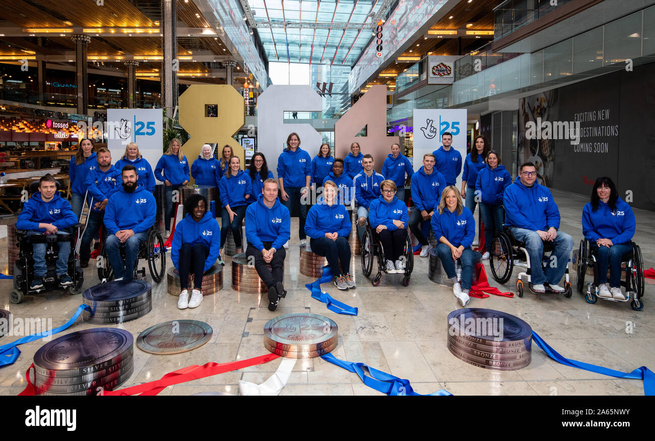 (Hintere Reihe, links-rechts) Samantha Murray, Sir Lee Pearson, Rhona Howie, Saskia Clarke, Kelly Gallacher, Reiseführer Charlotte Evans, Claire Cashmore, Alise Tai, Dame Katherine Grainger, Helen Richardson-Walsh Richardson-Walsh, Kate, Kate Howey, Joe Clarke, Aaron Mckibbin, Sarah Stevenson, Helena Lucas (vordere Reihe, rechts-links) David Smith, Matt Skelhon, Christine Ohuruogo, Sir Chris Hoy, Lizzy Yarnold, Nicola Adams, Max Whitlock, Baroness Tanni Grey Thompson, Jenny Jones, John Walker und Jeanette Chippington bei einem Fotoshooting am Westfield Stratford, London. Stockfoto