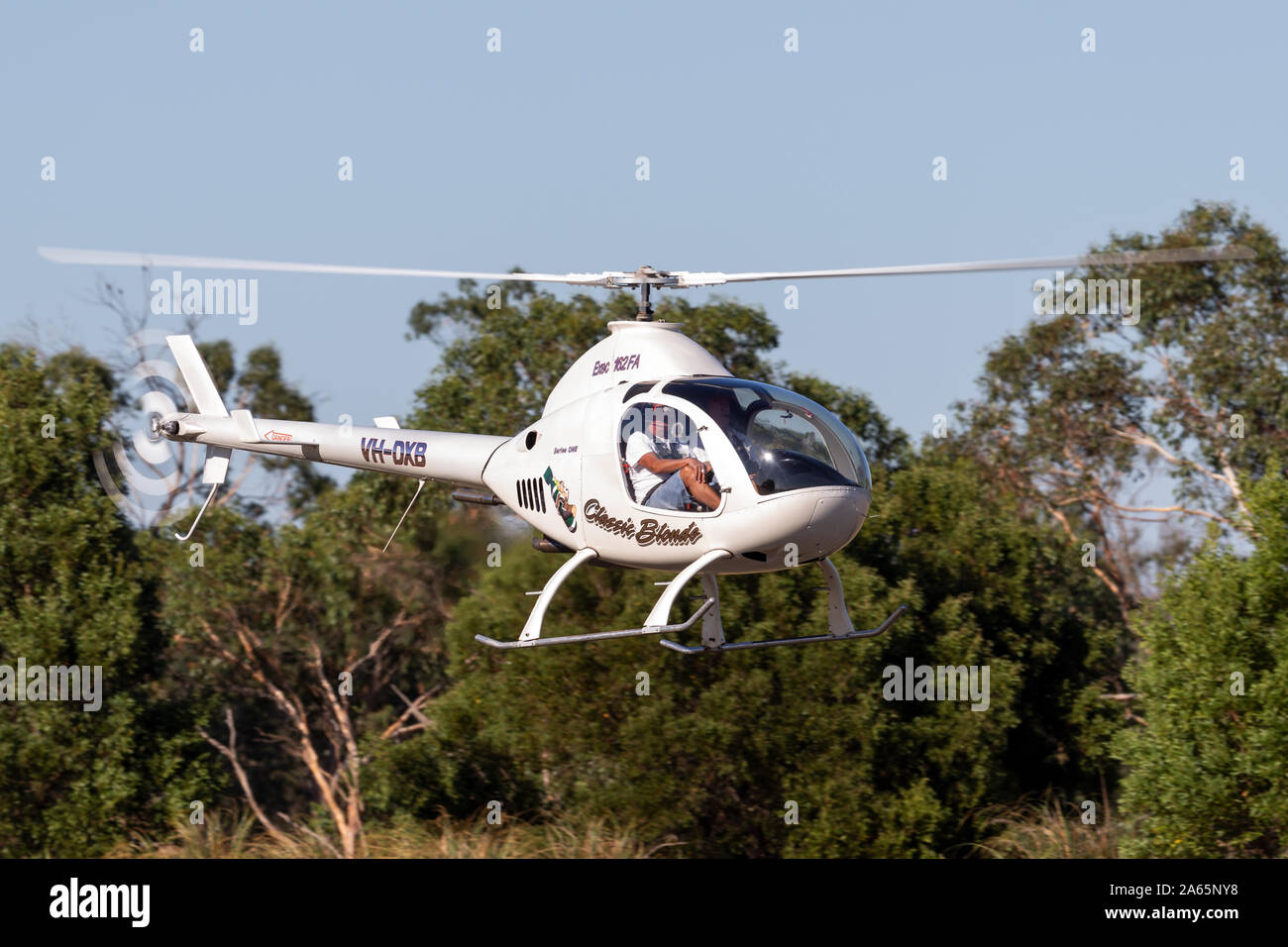 RotorWay Exec 162FA VH-dxb Kit gebaute Hubschrauber auf Ansatz auf Tyabb Flughafen zu landen. Stockfoto