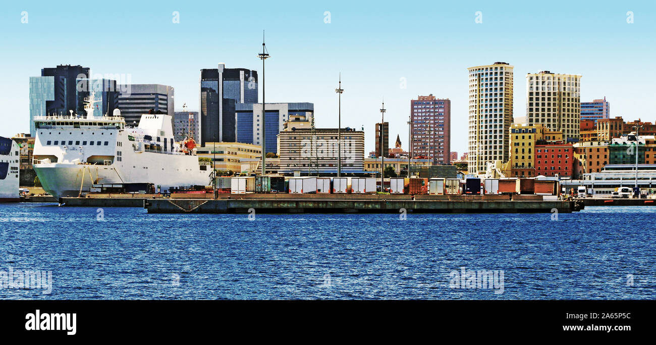 Kommerzielle und Freizeit Hafen mit Blick auf die Hügel, in Genua. Stockfoto