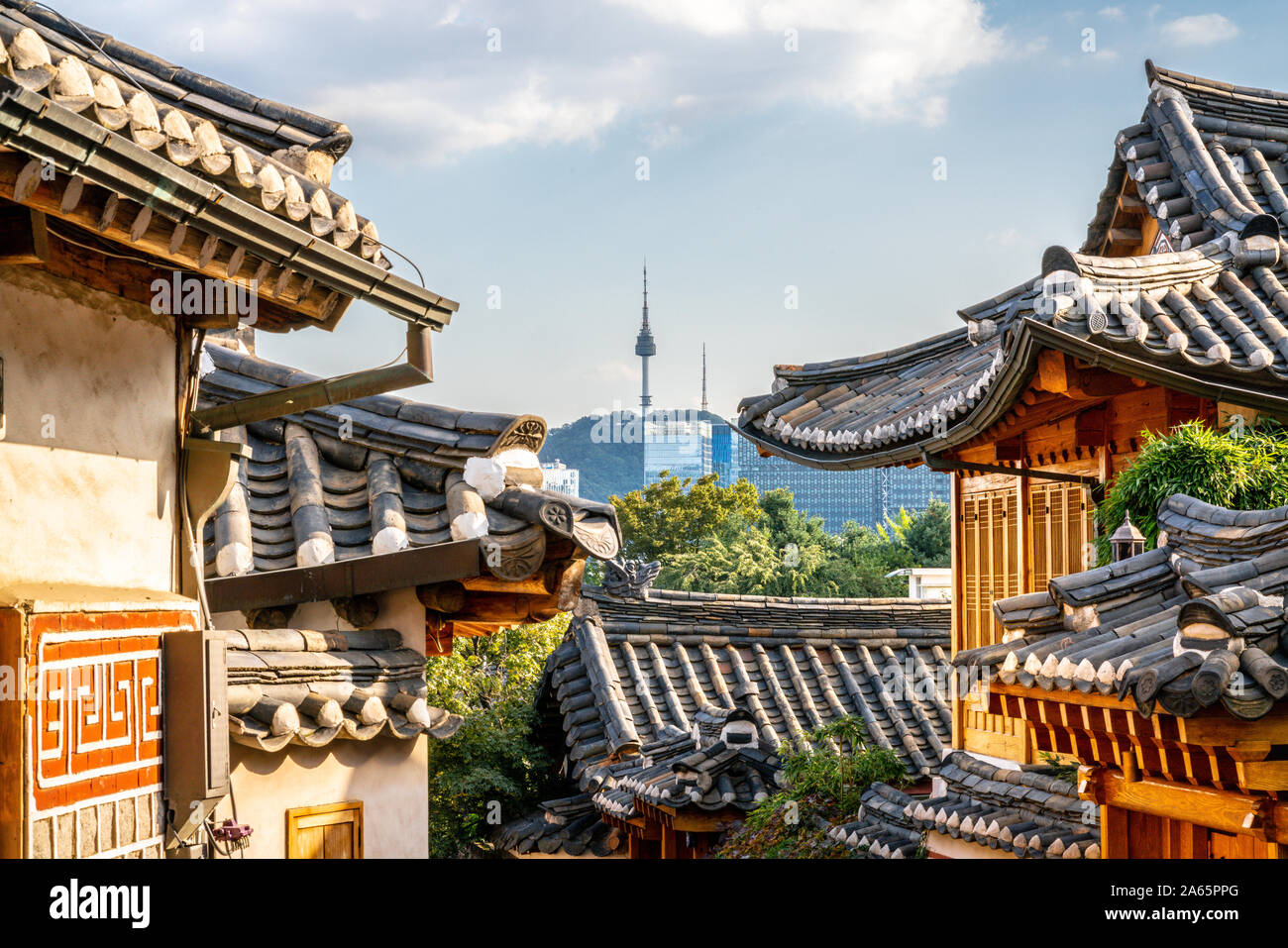 Das Dorf Bukchon Hanok in Seoul mit Blick auf die traditionellen Häuser Dächer und Turm in der Ferne in Seoul, Südkorea Stockfoto