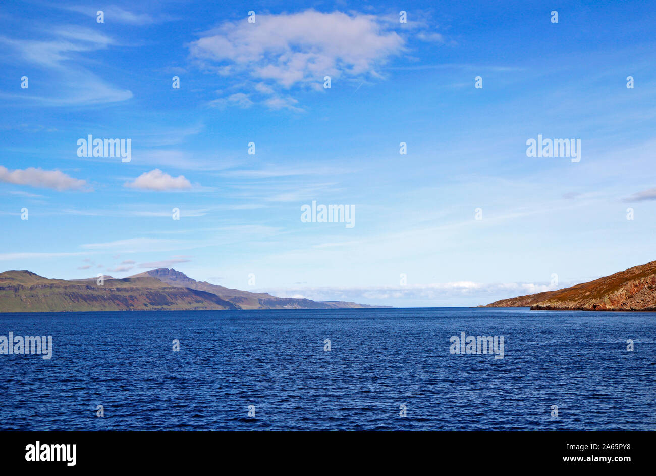 Ein Blick auf den Sound of Raasay zwischen der Isle of Skye und die Insel Raasay in der Inneren Hebriden, Schottland, Großbritannien, Europa. Stockfoto