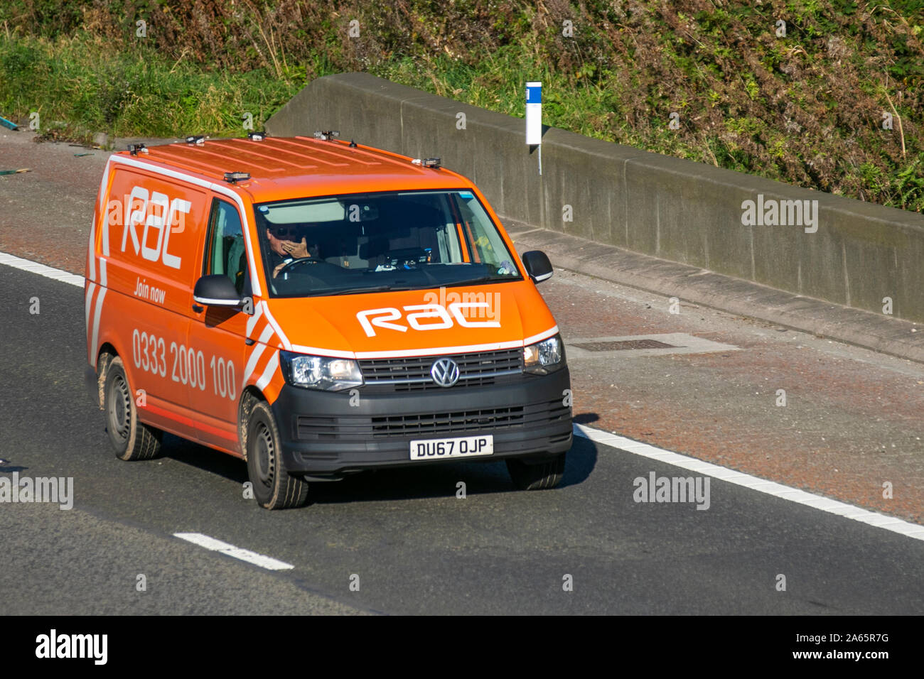 2017 Orange RAC VW Volkswagen Transporter T32 Stln TDI B; UK Vehicular Traffic, Transport, modern, Salonwagen, südwärts auf der 3-spurigen Autobahn M6. GROSSBRITANNIEN Stockfoto