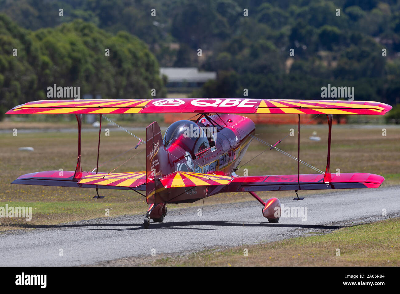 13 Mal Australian National Aerobatic Champion Chris Sperou fliegen sein Pitts S -1-11 B Super Stinker aerobatic Doppeldecker Stockfoto