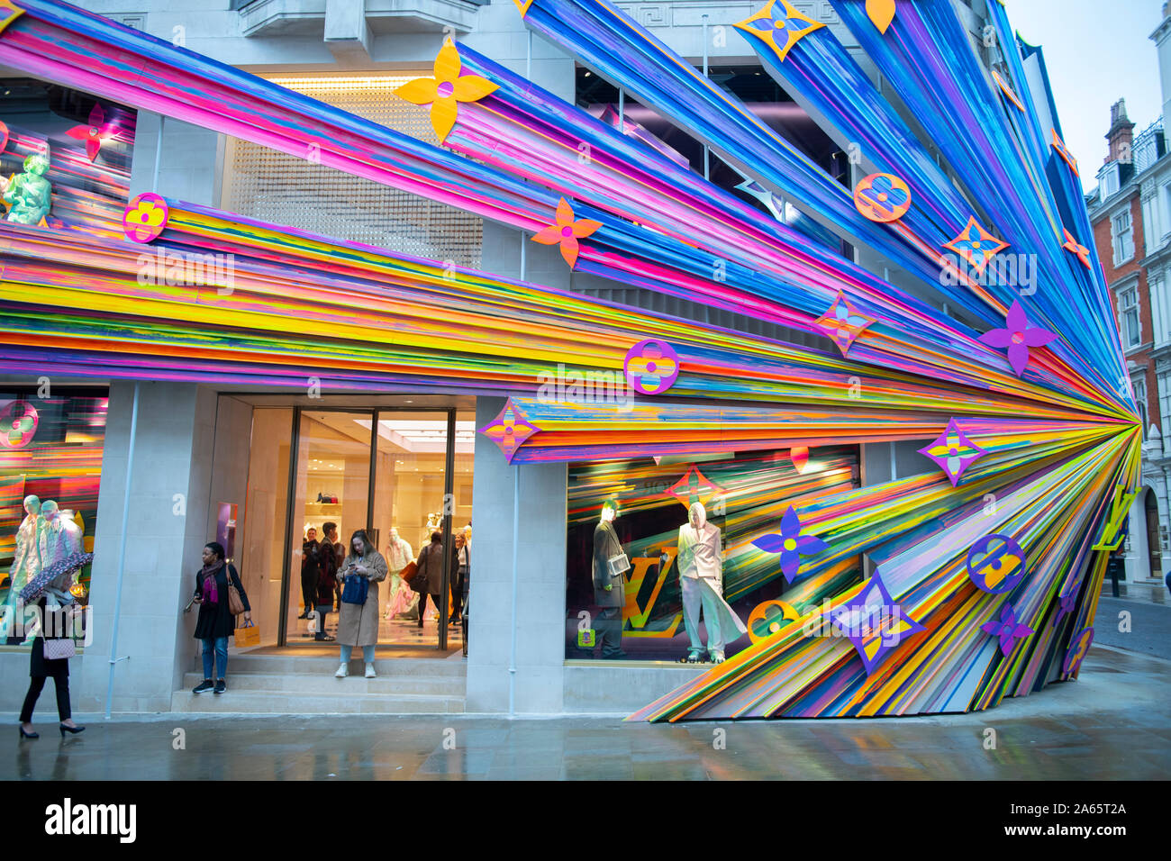 Louis vuitton maison store re opening new bond street -Fotos und  -Bildmaterial in hoher Auflösung – Alamy