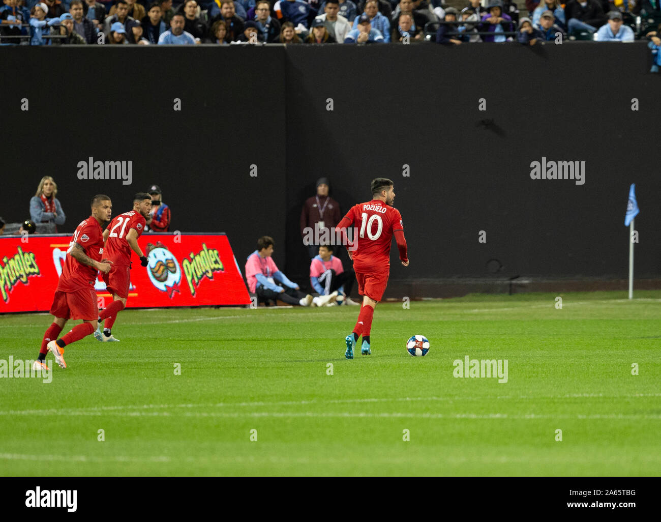 New York, Vereinigte Staaten. 23 Okt, 2019. Alejandro Pozuelo (10) von Toronto FC steuert Kugel während der Eastern Conference MLS Audi Cup Halbfinale gegen NYCFC am Citi Feld Toronto FC gewann 2 - 1 (Foto von Lew Radin/Pacific Press) Quelle: Pacific Press Agency/Alamy leben Nachrichten Stockfoto