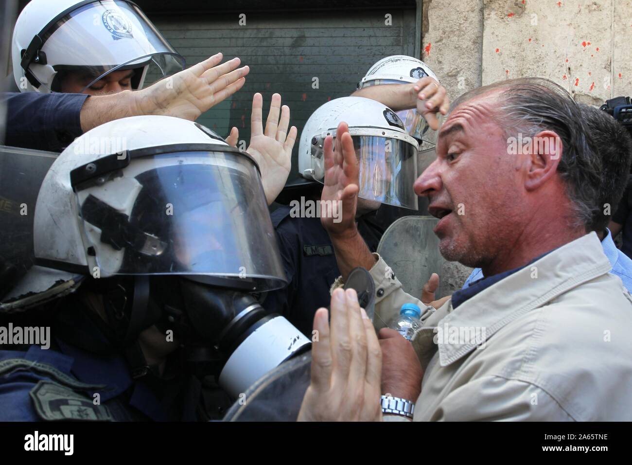 Athen, Griechenland. 24 Okt, 2019. Städtische Arbeiter protestieren im Zentrum von Athen. Lokale Regierung haben die Gewerkschaften Arbeitsniederlegungen und Streiks in dieser Woche verkündete Regierung plant die Beteiligung des privaten Sektors an kommunalen Dienstleistungen zu erweitern, zu protestieren. (Bild: © aristidis VafeiadakisZUMA Draht) Stockfoto