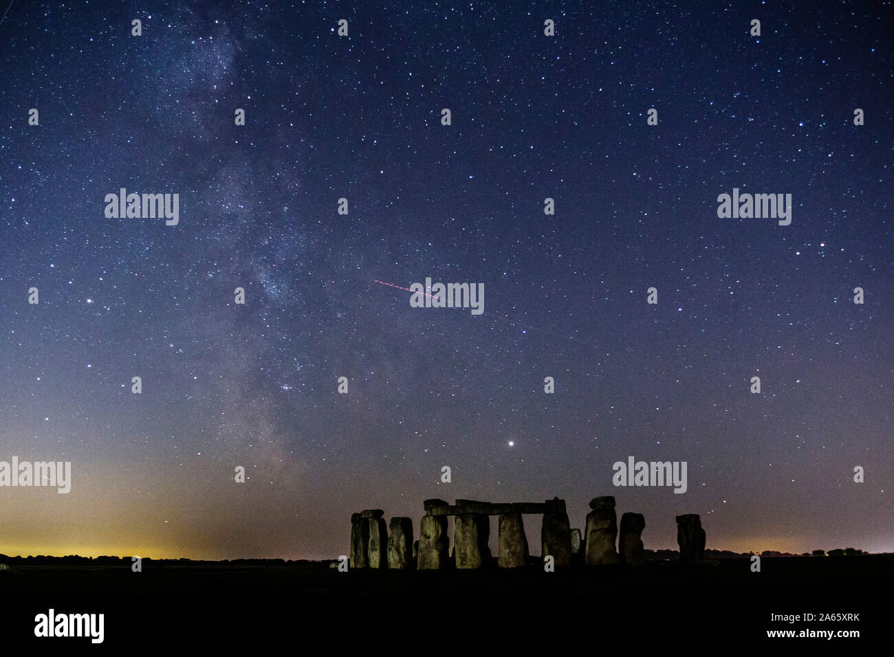 Die Milchstraße und Jupiter über Stonehenge Wiltshire, England eines der Wunder der Welt und der Bekannteste prähistorische Monument in Europa. Stockfoto