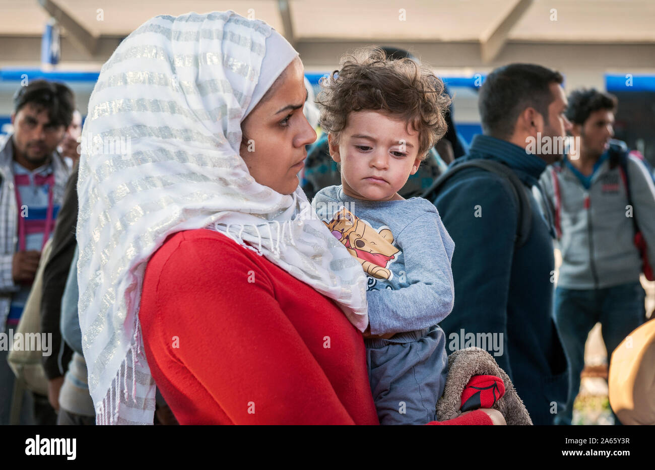München, Deutschland-10. September 2015: Flüchtlinge aus Syrien, Afghanistan und Balkanländer hüpfen auf den nächsten Zug am Hauptbahnhof in München. Stockfoto