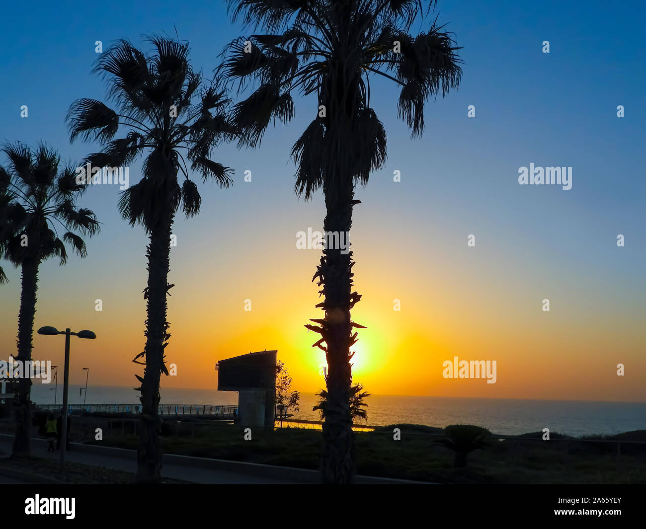 Sonnenuntergang über dem Mittelmeer. Vom Strand von Netanyz, Israel fotografiert. Stockfoto