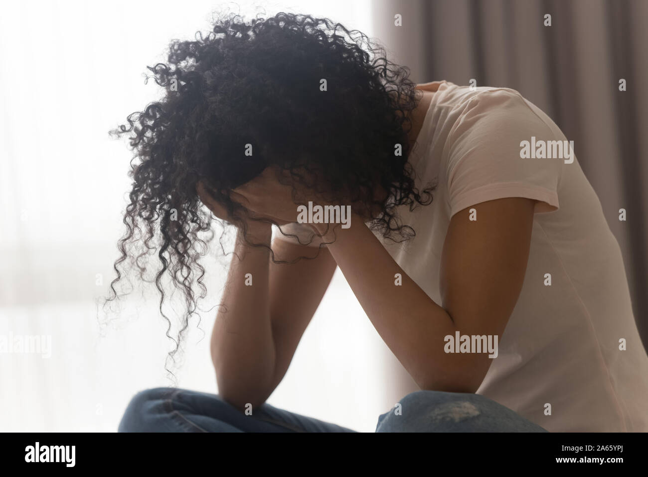 Schwarze Frau weinen Leiden Beziehungen Probleme umgekippt Stockfoto