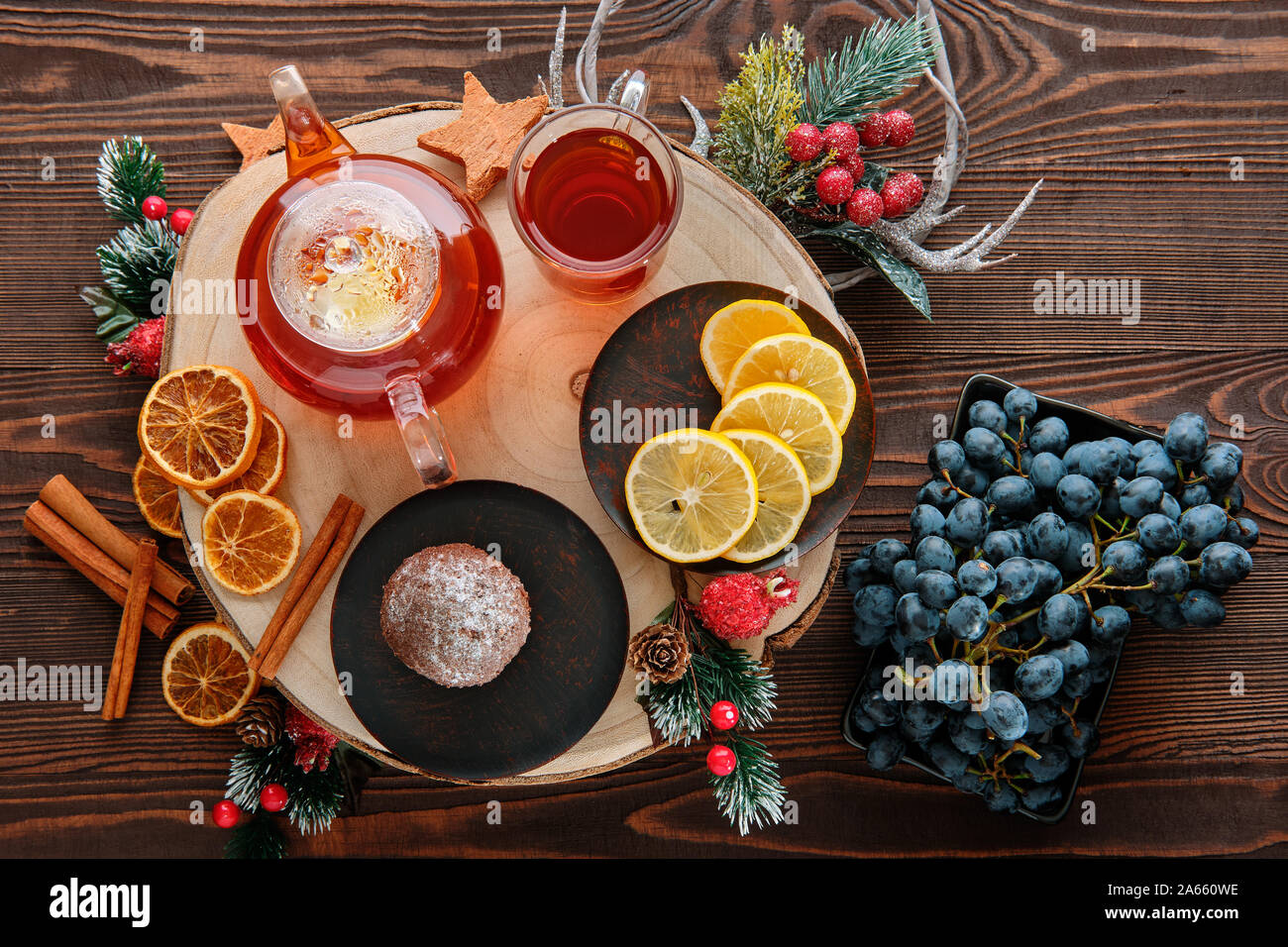 Blick von oben auf die Trauben- und Zitrone Tee mit Schokolade Kuchen Stockfoto