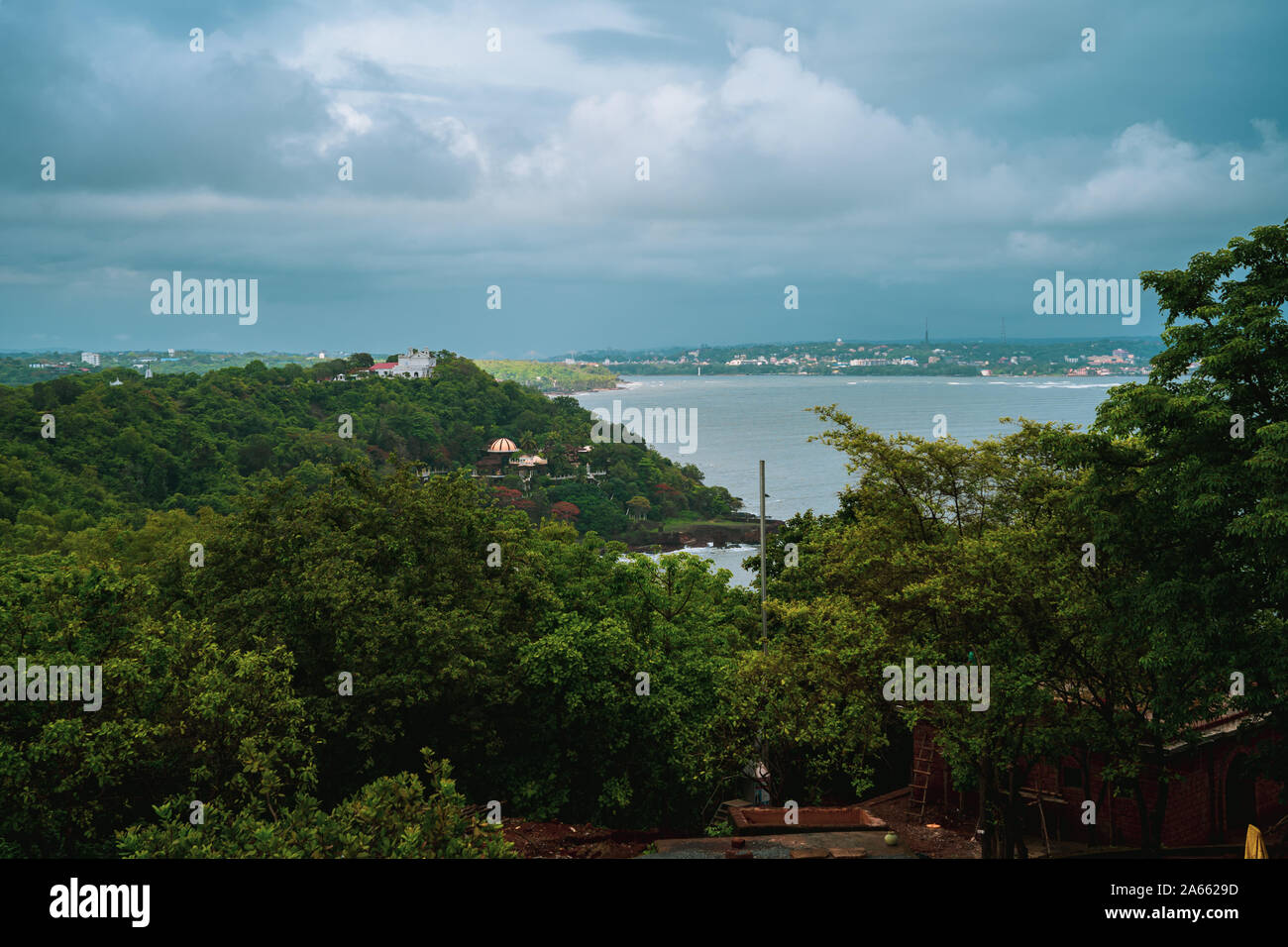 Eine Landschaft, die während Monsun von Fort Aguada in Goa gesehen Stockfoto