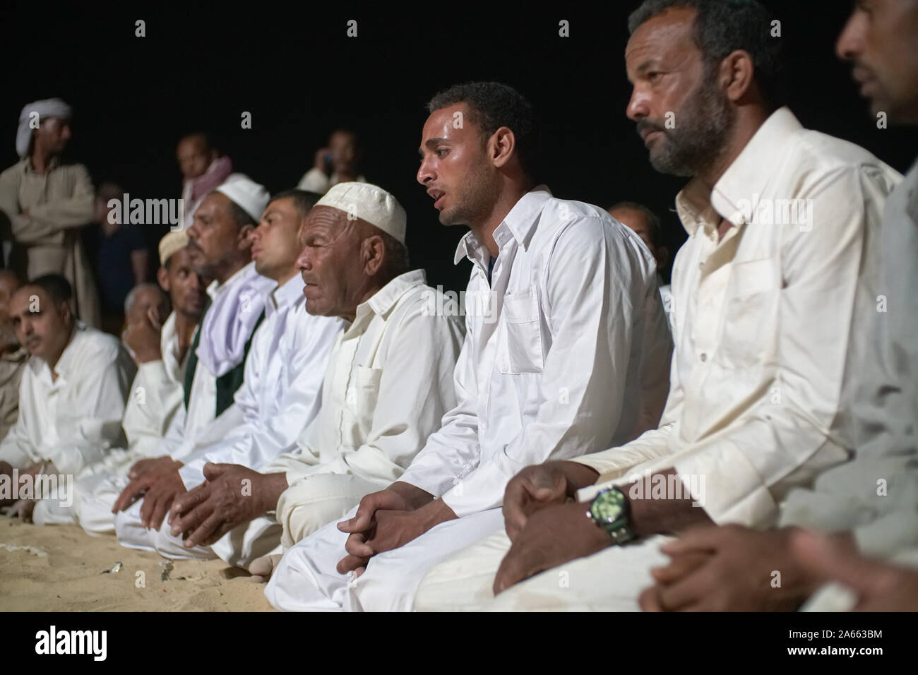 Hunderte von Siwan Menschen bilden einen Kreis (ZIKR) der Vergebung, der Kennzeichnung des jährlichen iyaha 'Festival der Zeitpunkt der Ernte und der Erneuerung von Freundschaften. Stockfoto