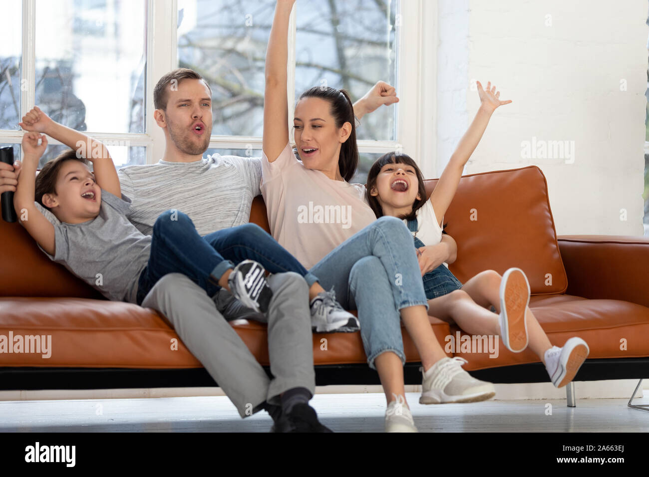 Familie von vier, Fußball Basketball Match auf tv überglücklich. Stockfoto