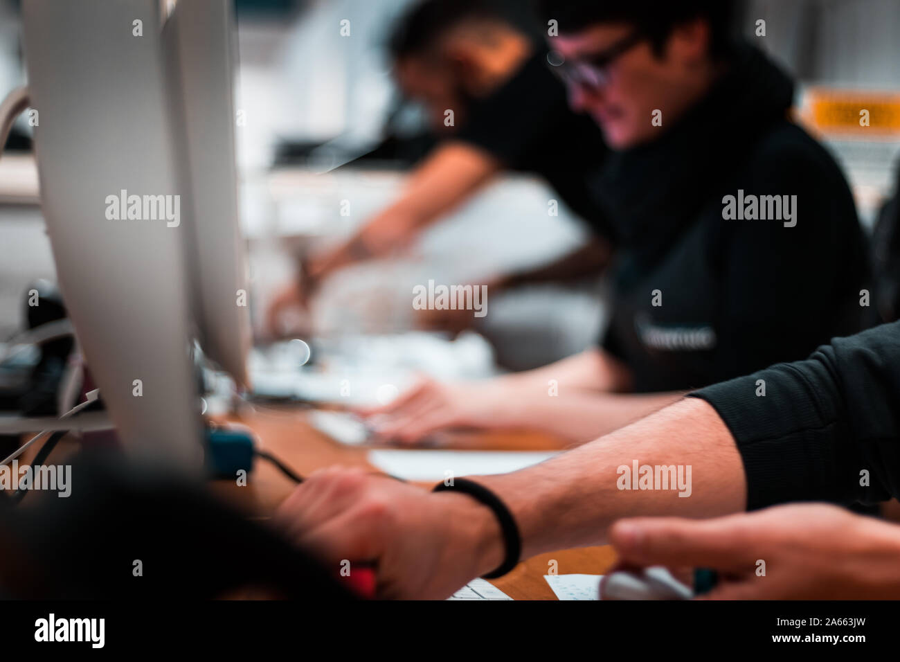 Computer aided Druckverfahren, fortschrittliche Technologie in der Presse und Verlagswesen, neueste Generation robotisierte plotten Maschinen für die Zeitung. Stockfoto