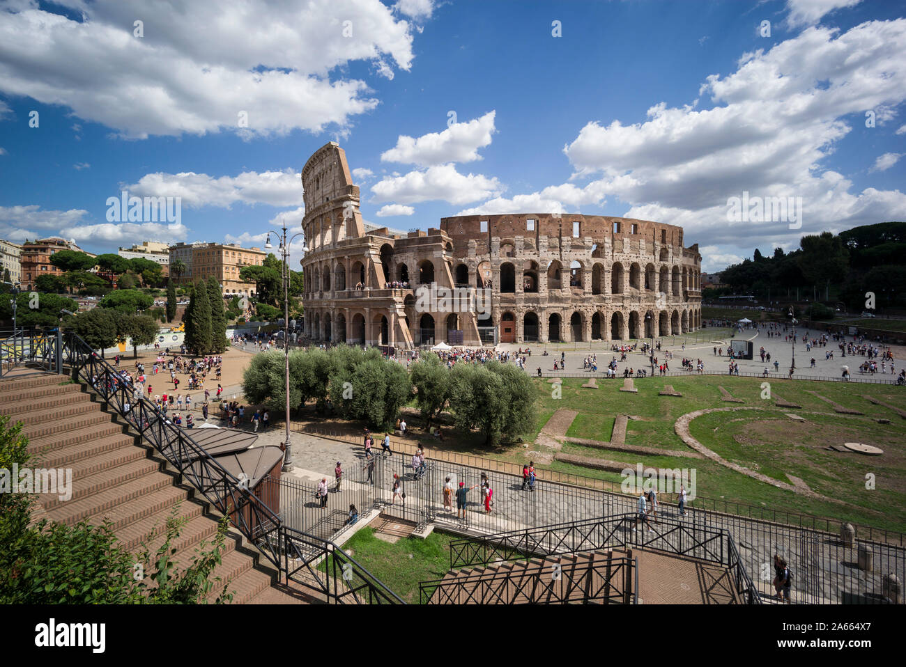 Rom. Italien. Blick auf das Kolosseum (Flavischen Amphitheater), 70 - 80 AD, Piazza Del Colosseo. Stockfoto