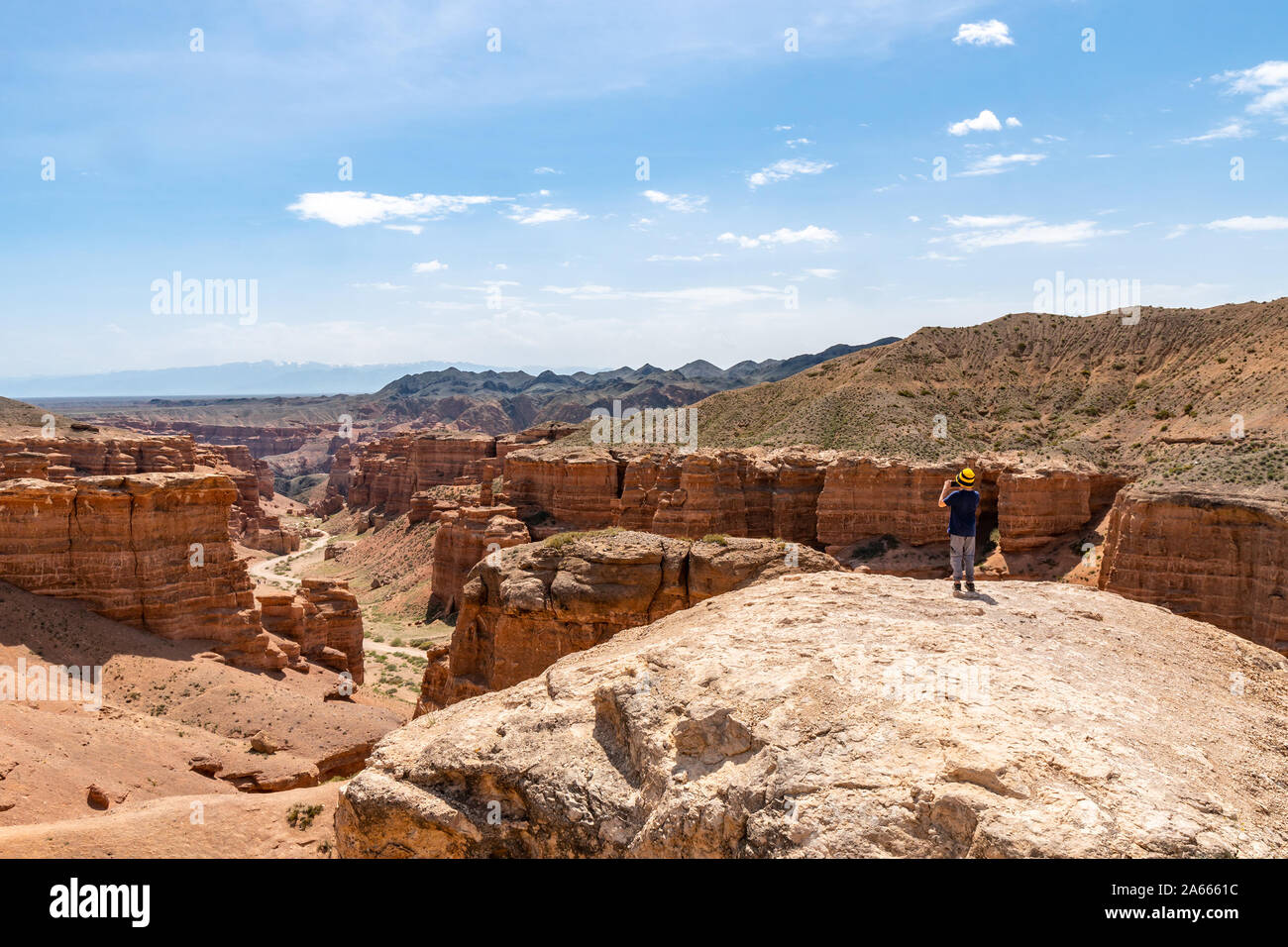 Nationalpark Sharyn charyn Canyon Atemberaubend malerischen Hohen Betrachtungswinkel von Rock Tal der Burgen, während ein Junge macht ein Bild Stockfoto