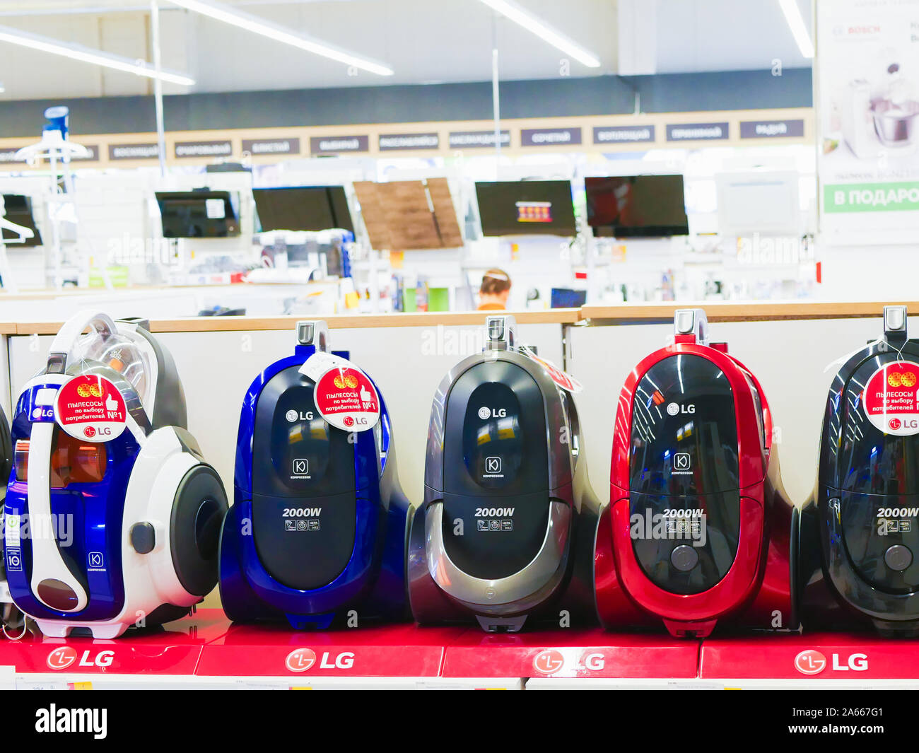Moskau, Russland - 24 April 2019: Reihe von Staubsaugern auf einer Ladentheke. stand auf einem Regal. Eine Vielzahl von Staubsauger, sind in einer Reihe angeordnet Stockfoto