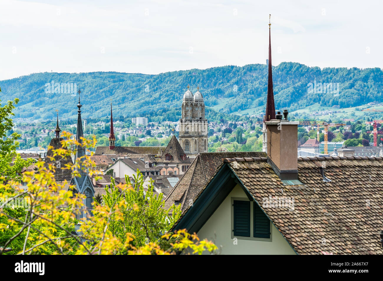 Panorama der Stadt Blick auf die Altstadt von Zürich Stadt, mit schönen Haus und Grossmünster (Große Kirche) am Ufer der Limmat in der Schweiz Stockfoto