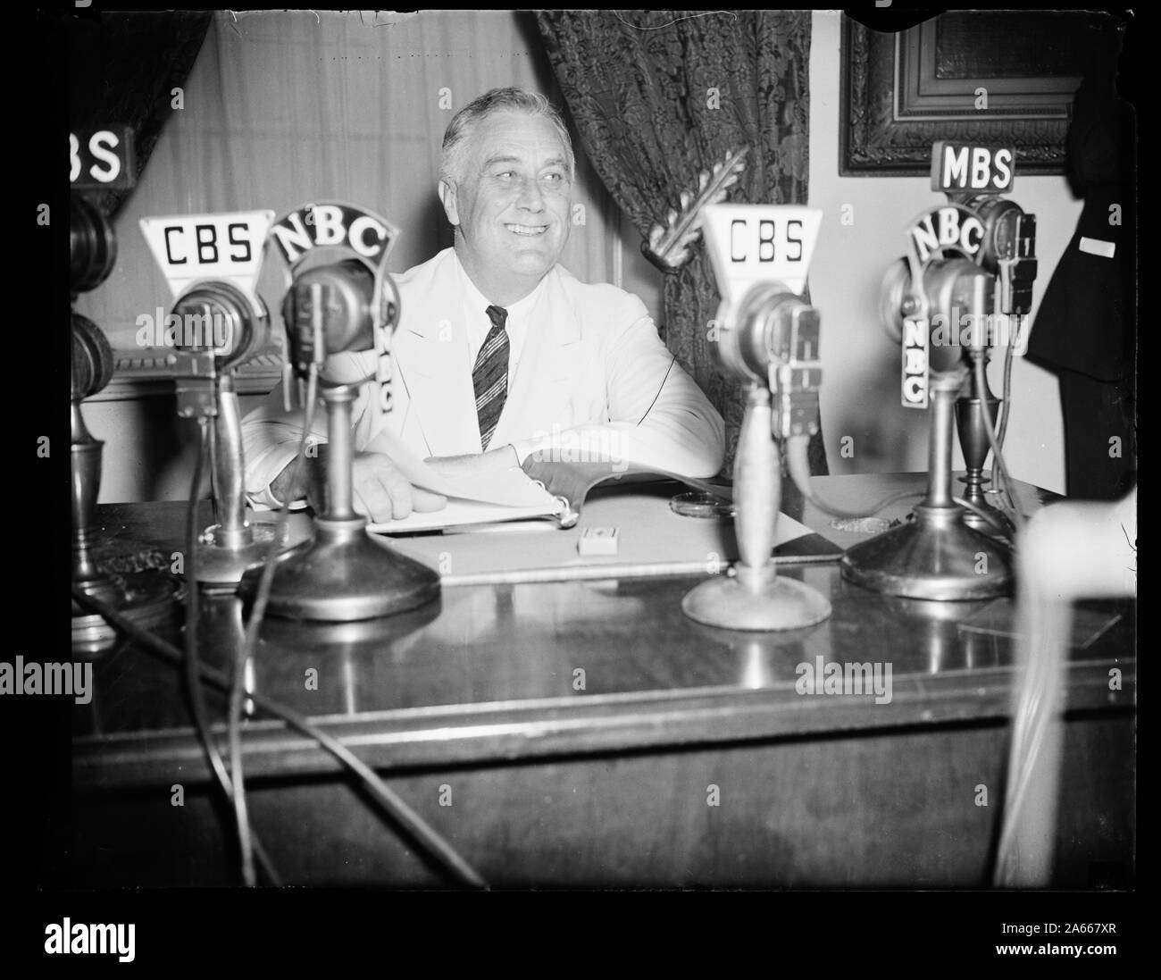 WASHINGTON, D.C. FEBRUAR 7. Das SPRECHEN ÜBER EINE BUNDESWEITE RADIO HOOK-UP, Präsident Roosevelt heute Abend die Pfadfinder von Amerika ALS TEIL DER FEIER DER BOY SCOUT WOCHE gerichtet. Er EHRENPRÄSIDENT DER ORGANISATION, DER PRÄSIDENT ERKLÄRT, DASS "DAS GEWÄHLTE THEMA FÜR PFADFINDER WOCHE BEACHTUNG, AUFBAU EINER STÄRKEREN GENERATION, ist durchaus sinnvoll UND SOLLTEN WIR BESONDERS DANKBAR FÜR EINE JUGENDBEWEGUNG, DIE SICH LEDIGLICH AUF DIE WAHREN GRUNDLAGEN eine physische Stärke, die geistige Wachheit UND MORALISCHE GERADHEIT, EINE BEWEGUNG ZU UNTERSTÜTZEN, DIE IDEEN DES FRIEDENS Stockfoto