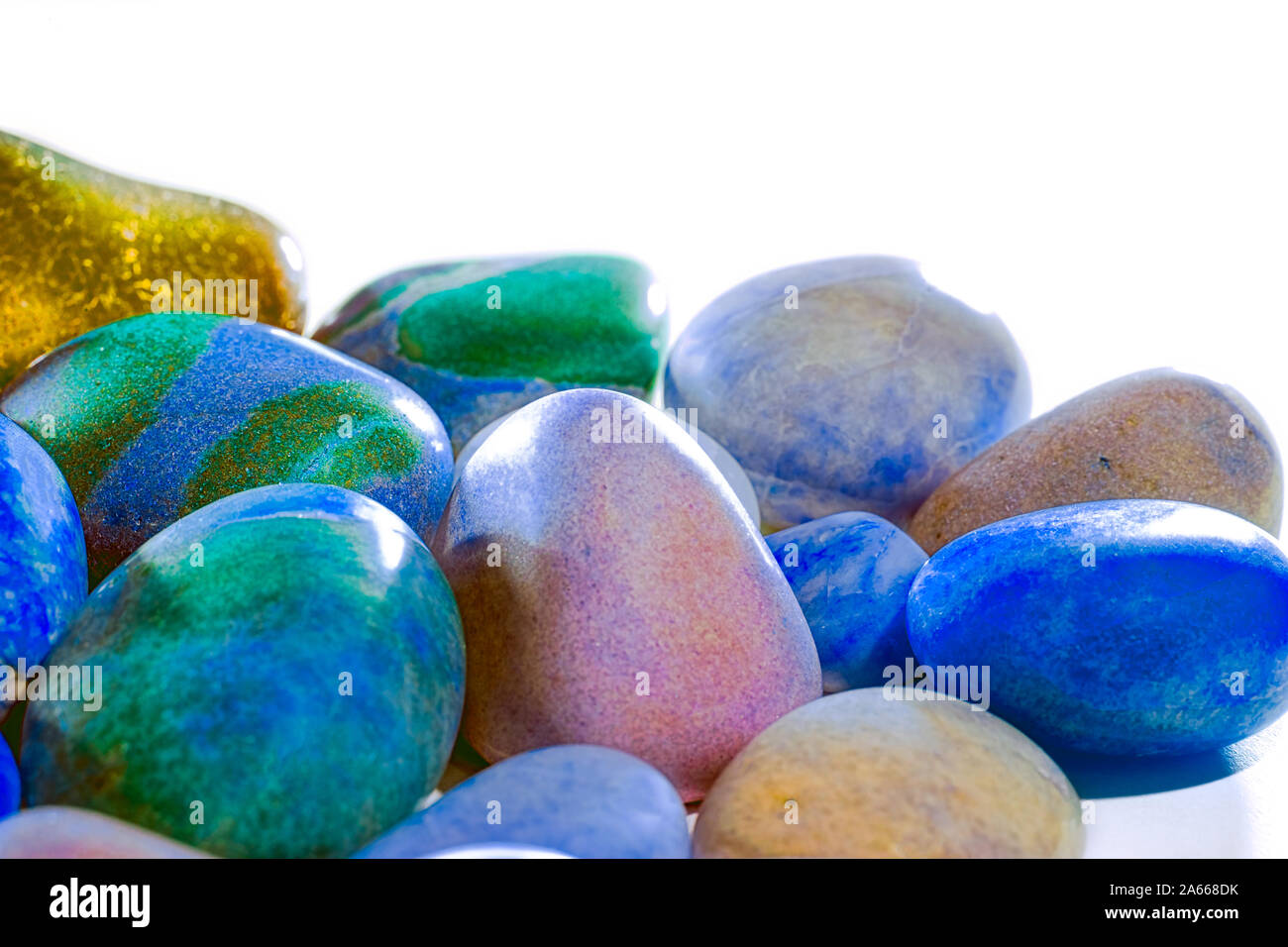 Synthetischer Natur. Selektiver Fokus poliert Blau und Gold Beach Pebbles close-up. Künstliche gemalte Garten Stein Dekoration. Handwerk design zurück Stockfoto