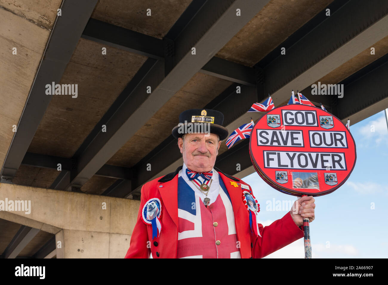 Mann verkleidet als John Bull Proteste unter den Perry Barr Überführung in Perry Barr, Birmingham, die der Rat droht zu schließen und zu demolieren. Stockfoto