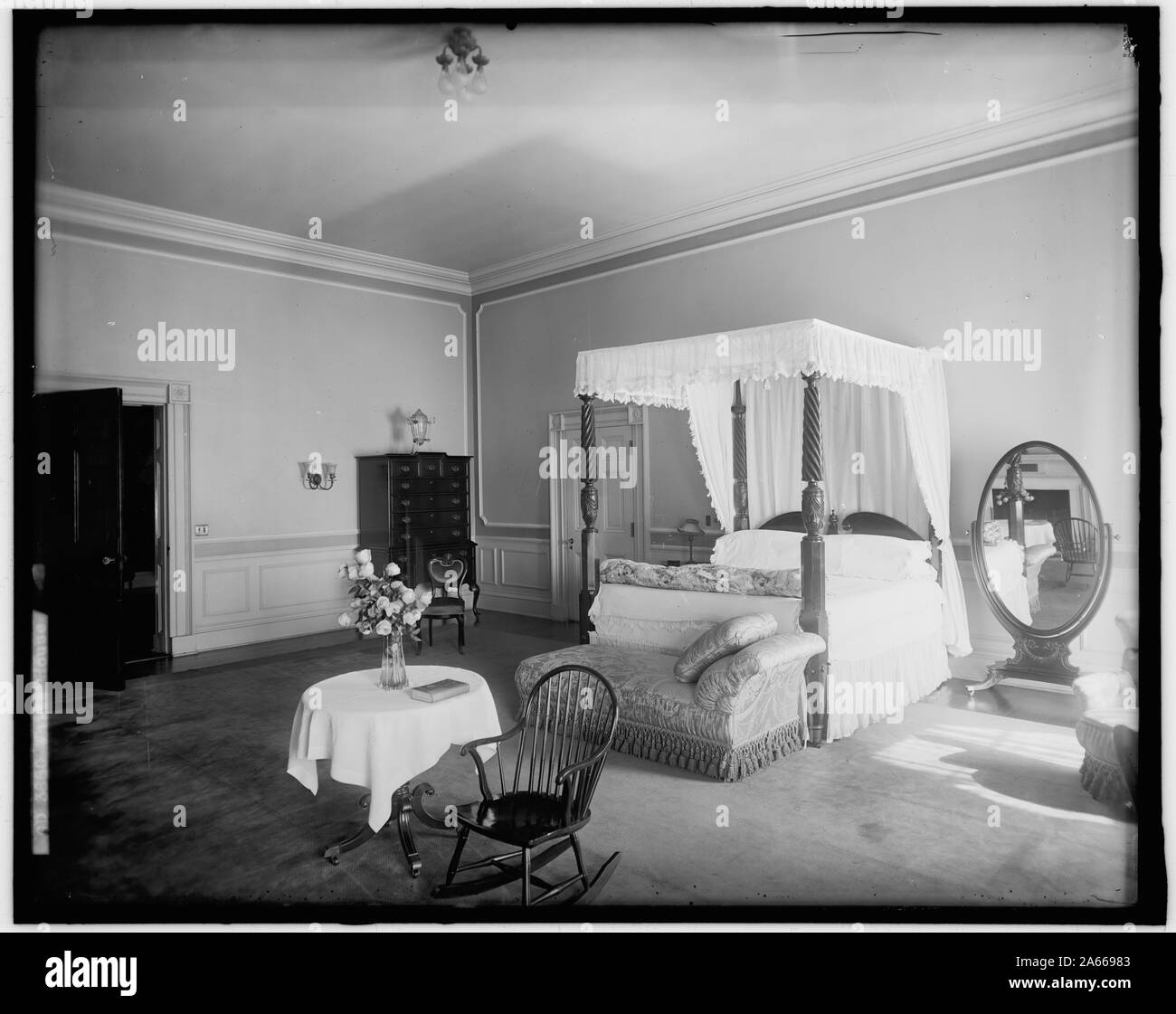 Das WEISSE HAUS. Die Zimmer mit Queensize-Bett Stockfoto