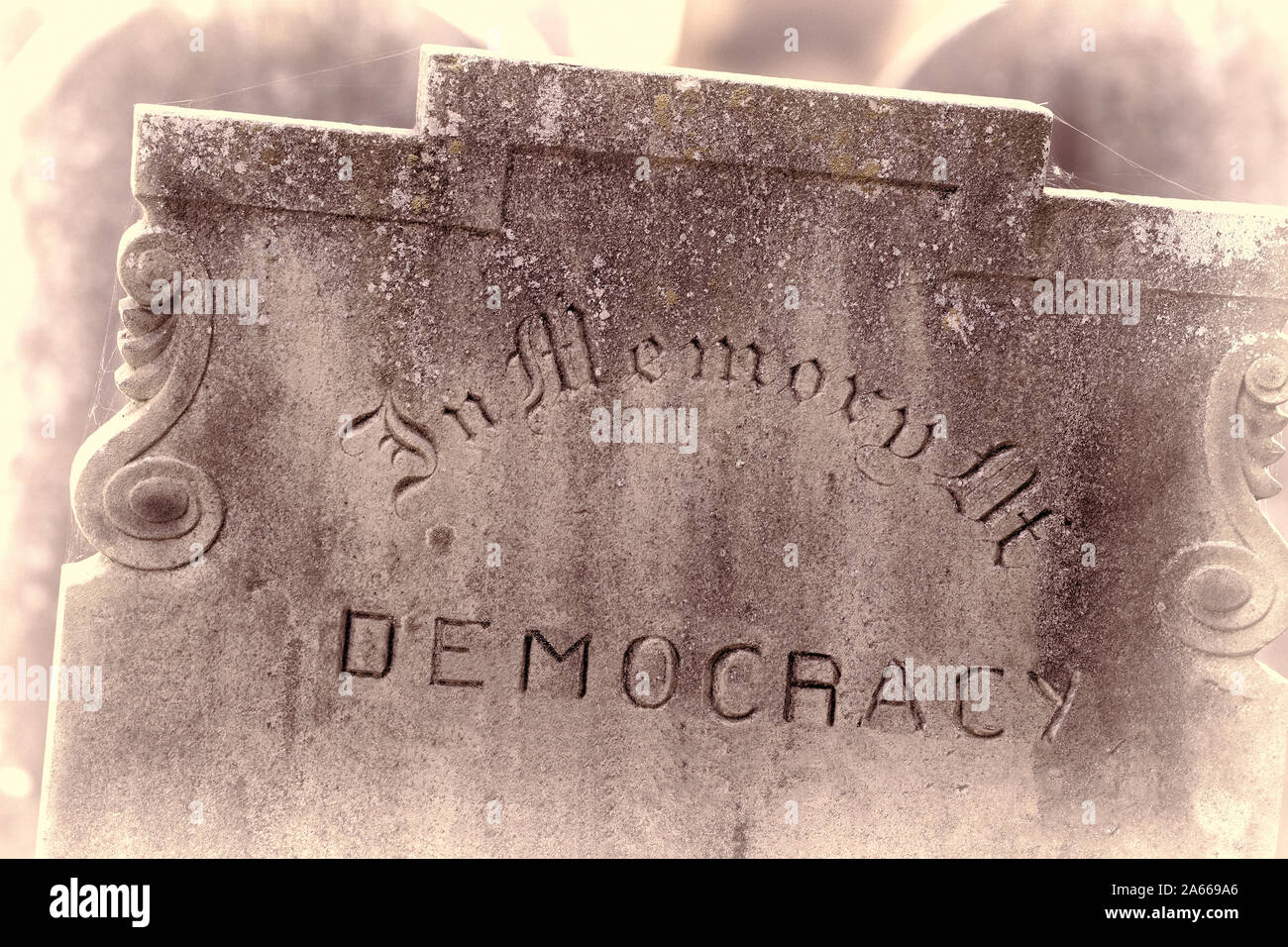 In Erinnerung an die Demokratie. Brexit Referendum und Wahlen Konzept Bild. Grabstein mit dem Wort Demokratie. Politische Wahnsinn und moderne Politik b Stockfoto