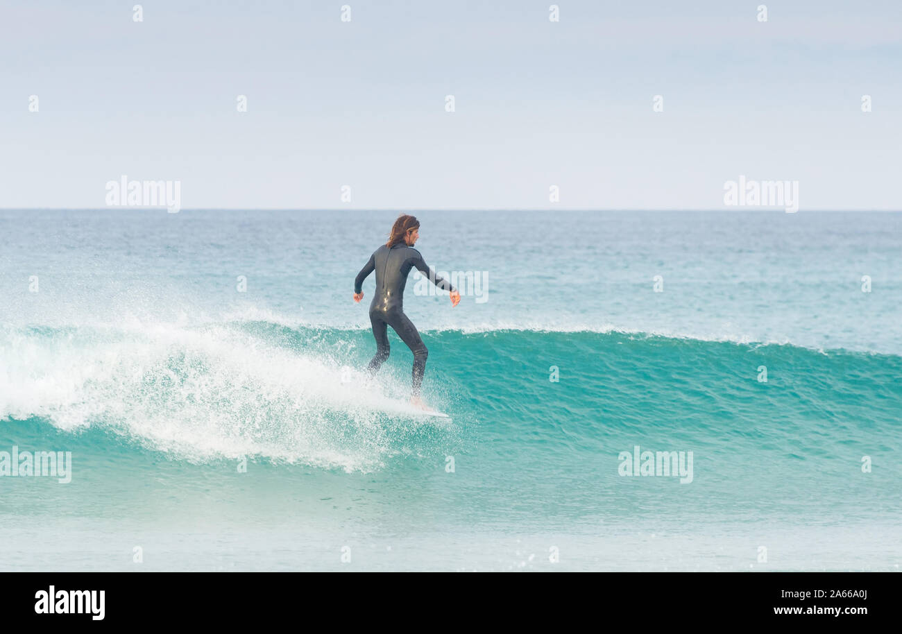 PENICHE, PORTUGAL - Dezember 02, 2016: Surfer auf einer Welle auf Surfbrett. Peniche ist ein berühmter Surfen in Portugal Stockfoto