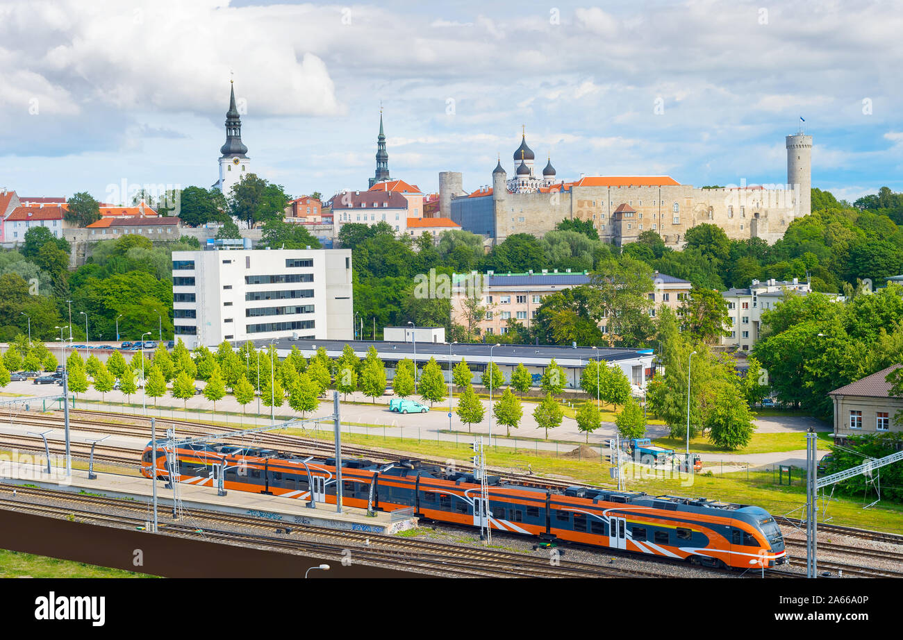 Zug kommt nach Tallin. Altstadt von Tallin im Hintergrund. Estland ...