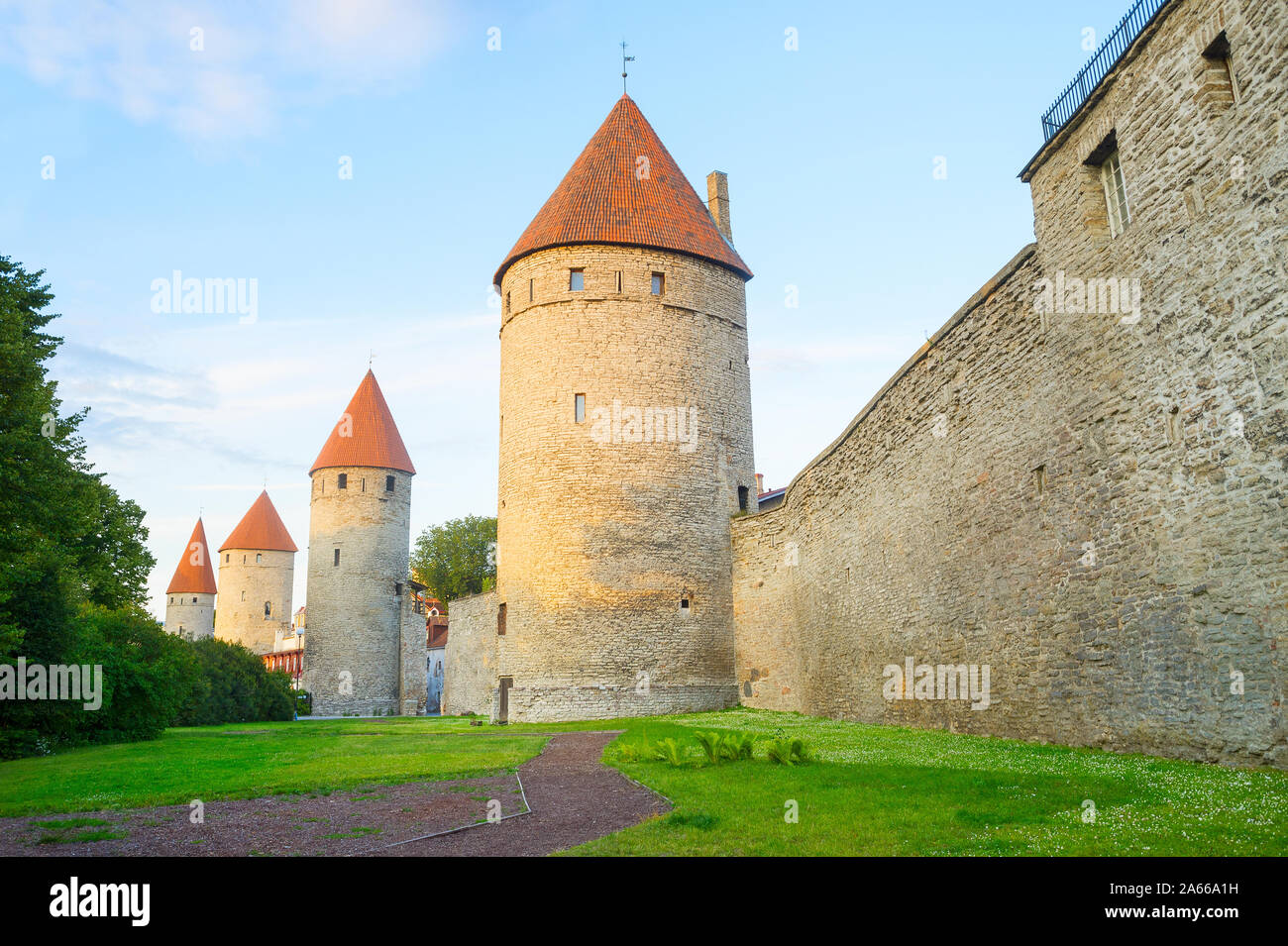 Stadtmauer und Türme der Altstadt von Tallin im Abendlicht. Estland Stockfoto