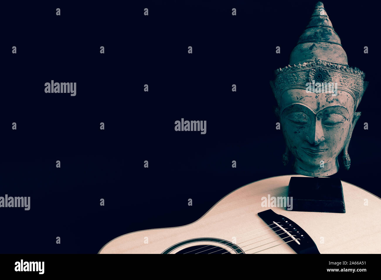 Kontemplation spirituelle Musik. Eingedenk Songwriting. Sinnvolle Melodie. Buddha und Akustikgitarre auf schwarzem Hintergrund mit copy-Platz. Enlightenm Stockfoto
