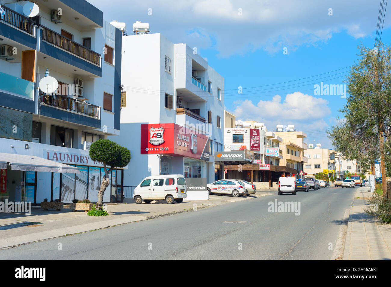 PAPHOS, Zypern - 13. FEBRUAR 2019: Straße und typische Wohnviertel von Paphos. Paphos ist die berühmteste Stadt Zyperns Stockfoto