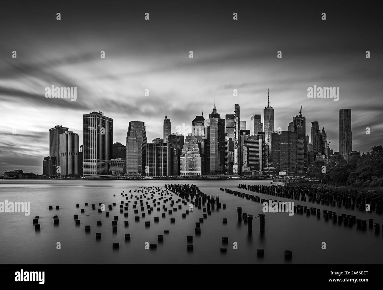 Skyline von New York in den East River auf der Suche von Pier 1. Stockfoto