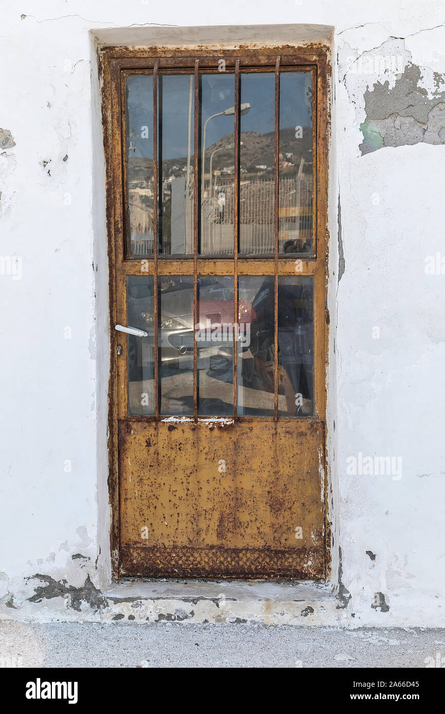 Alte rostige Tür mit street Reflexion über Fenster. Stock Bild Stockfoto