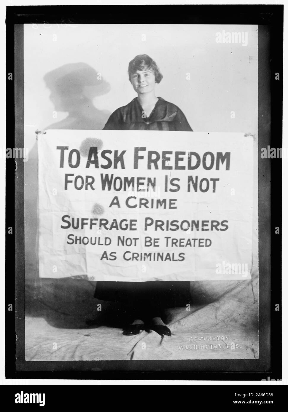 Frau Wahlrecht. LUCY BRANHAM mit Poster Stockfoto