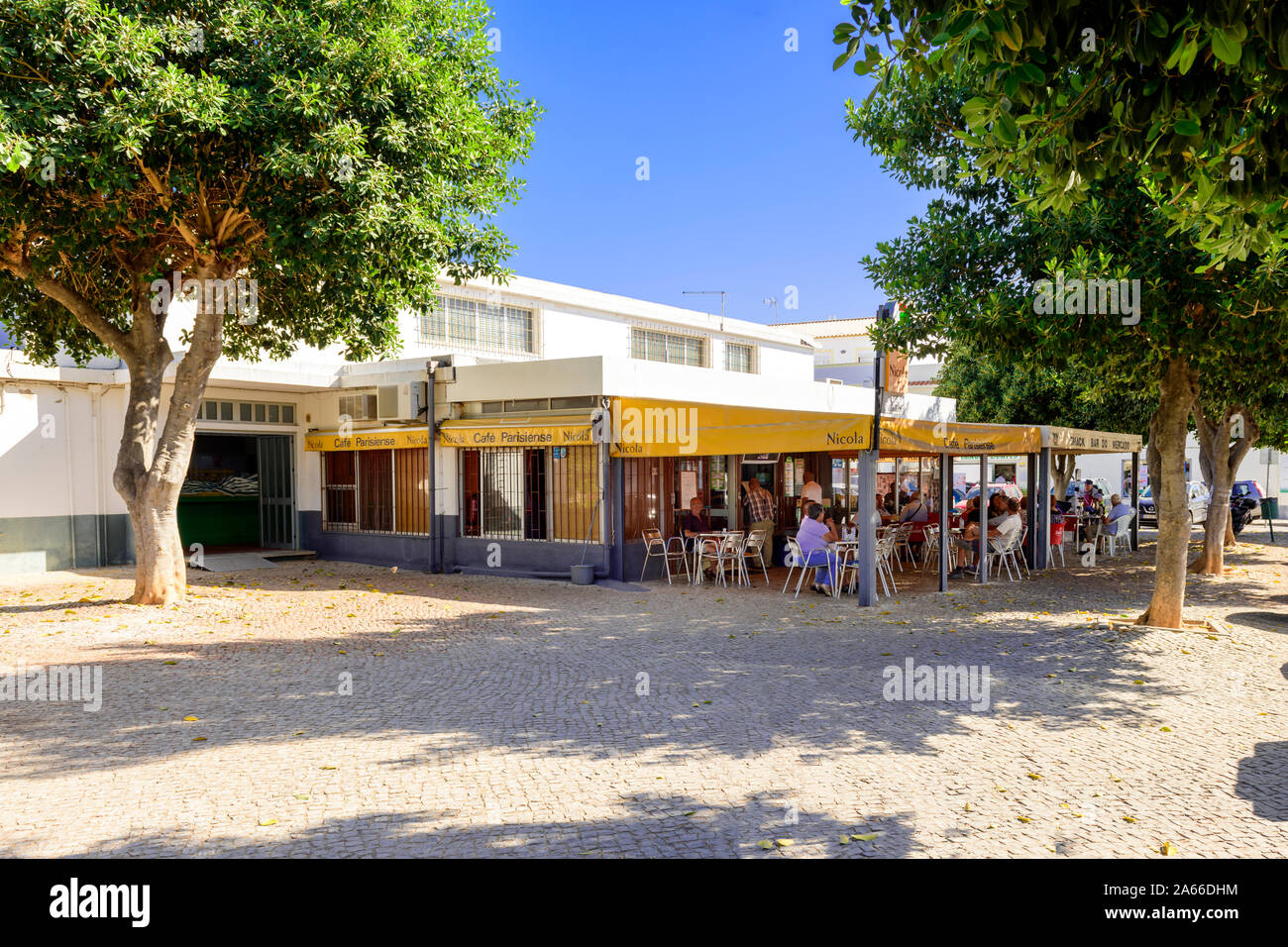 Moncarapacho Einheimische Einheimische entspannen sich im Nicola a Street Bar Café Restaurant. Moncarapacho Algarve, Portugal. Stockfoto