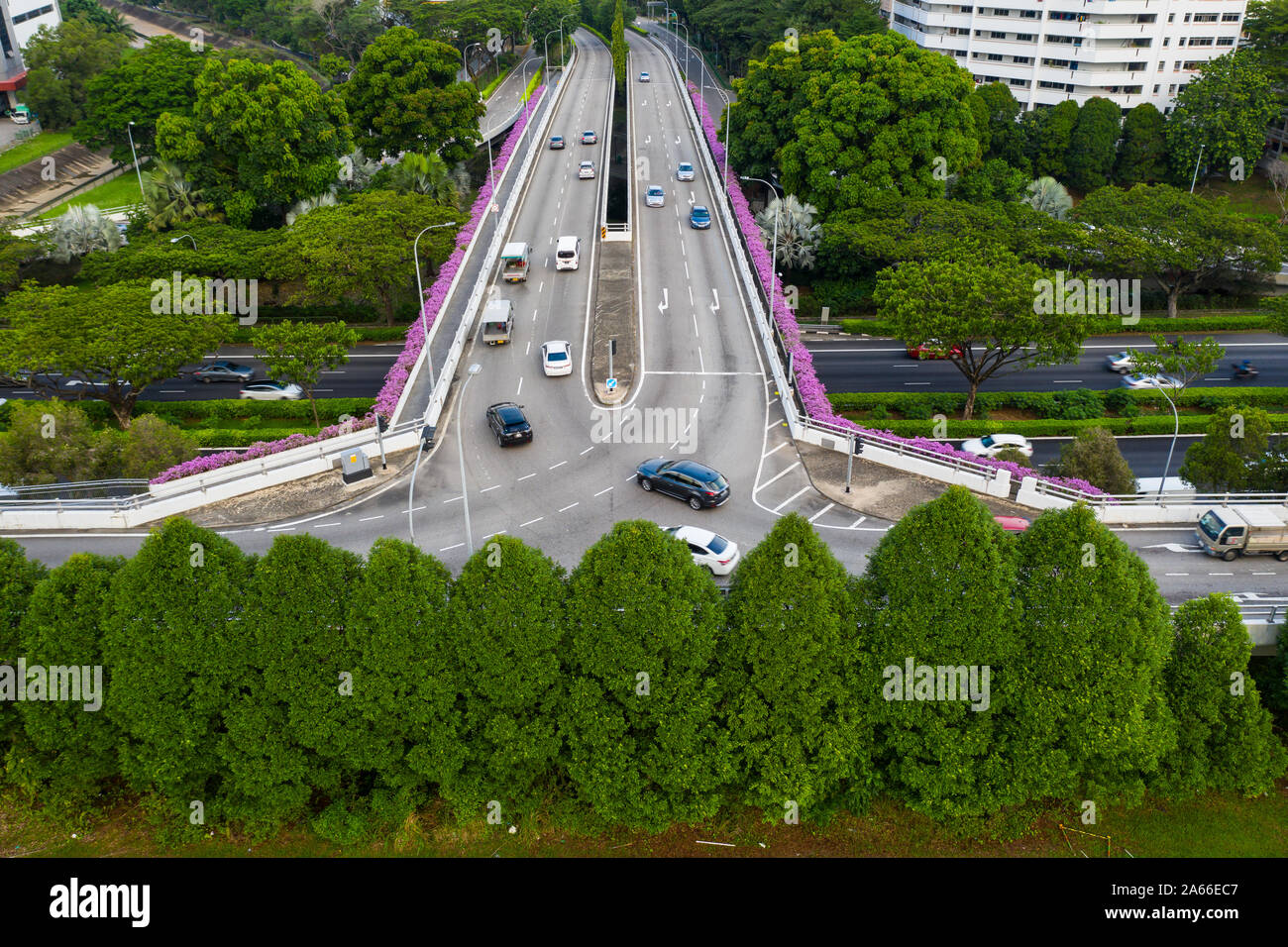 Aus der Vogelperspektive auf eine Brücke mit fahrenden Autos und darunter befindet sich die Schnellstraße. Infrastruktur-Transportnetz. Stadtplanungsnetz in Singapur. Stockfoto
