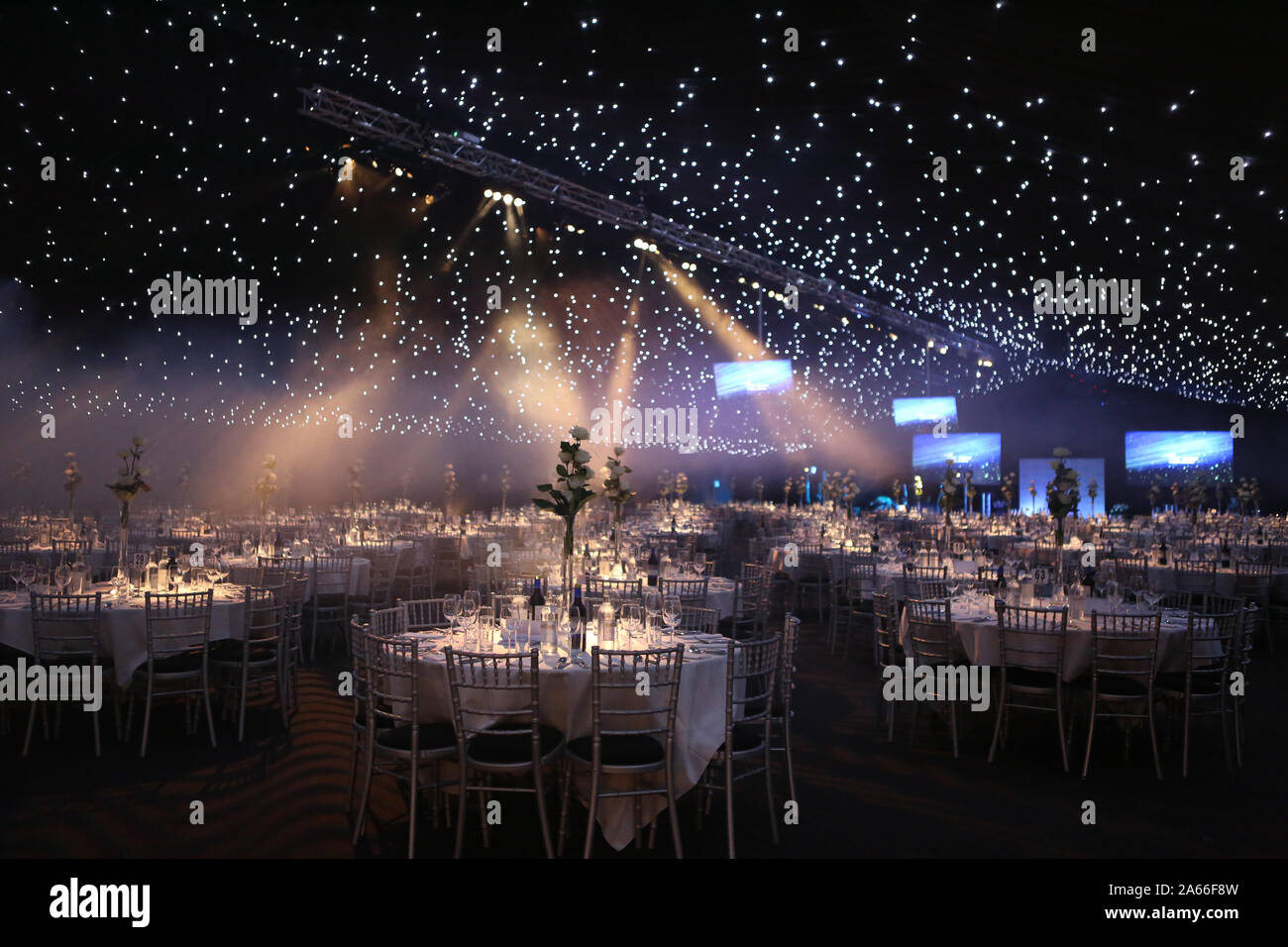 Blick auf die Geschichte der Preisverleihung mit Scheinwerfern und Chiavari-Stühlen Stockfoto