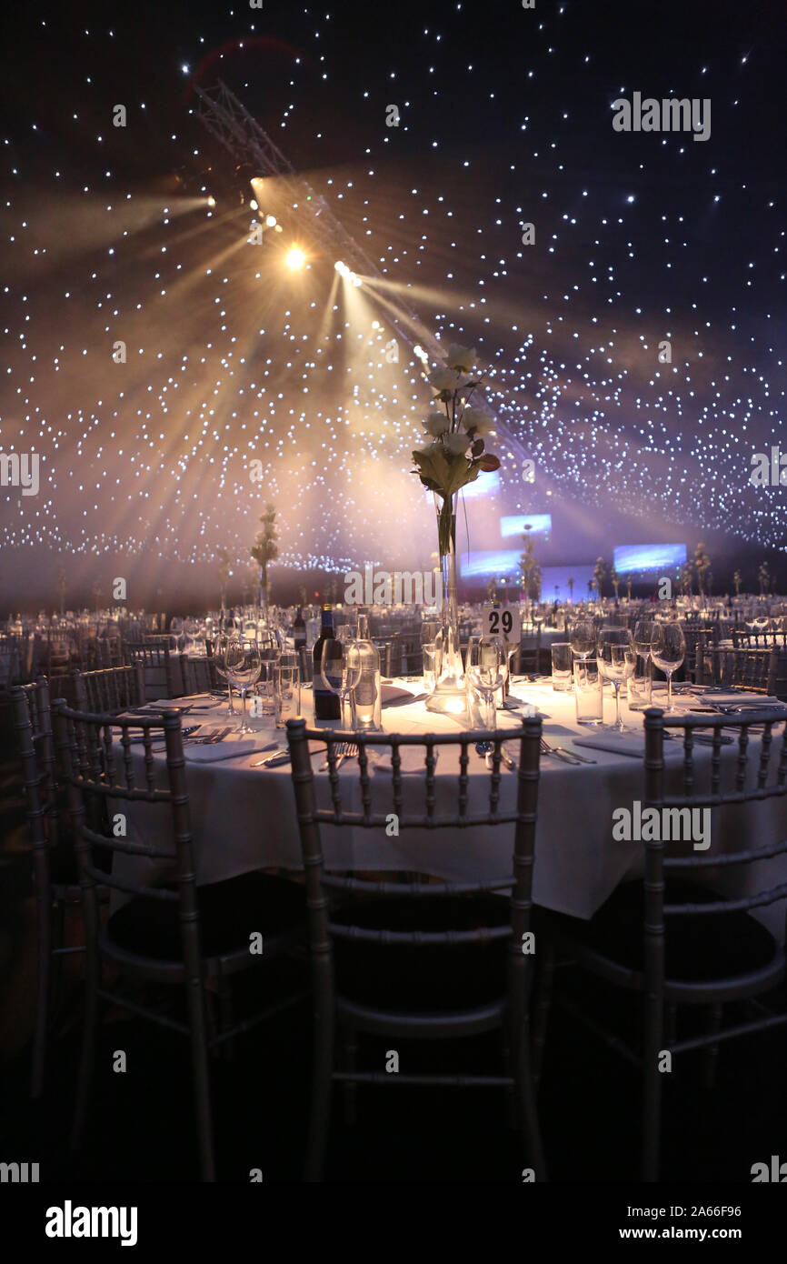 Blick auf die Geschichte der Preisverleihung mit Scheinwerfern und Chiavari-Stühlen Stockfoto