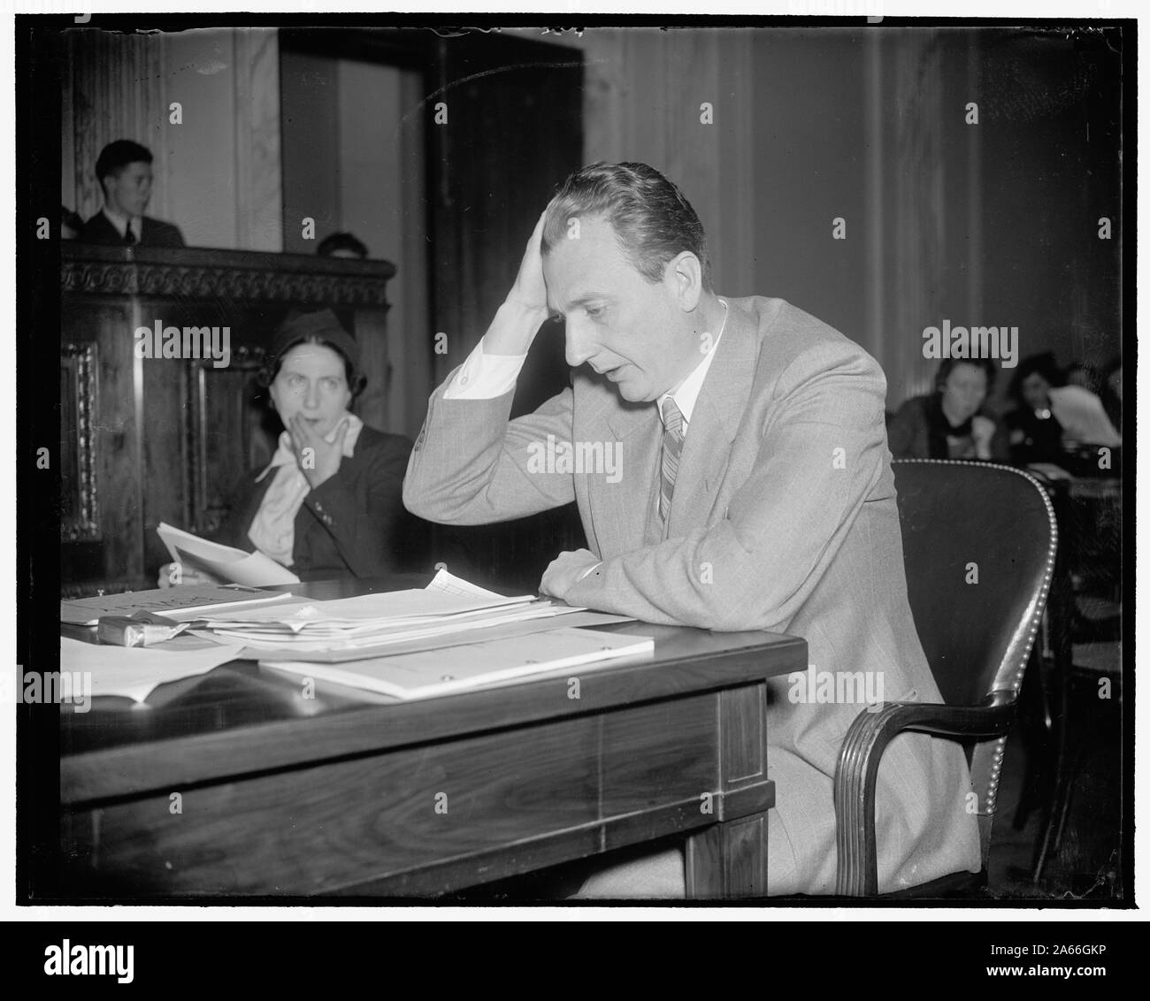 WPA Administrator erscheint vor dem Senat Relief Committee. Washington, D.C., März 17. Corrington Gill, Asst. WPA Administrator der Senatsausschuss auf Nothilfe heute mitgeteilt, dass eine große Zahl von ländlichen Familien sind schwere Deprivation konfrontiert, Gill erklärte, dass mindestens 3.500.000 Familien. An mehr als einer von vier ländlichen Familien hat die öffentliche Hilfe zu irgendeinem Zeitpunkt während der Depression, 3/4/38 empfangen Stockfoto