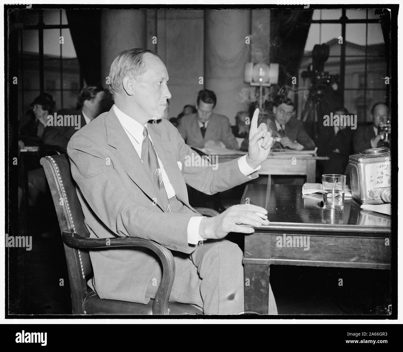 WPA-Chef fordert Ausbau der Bundesregierung arbeitet. Washington, D.C., am 8. April. In drängen eine Erweiterung des Bundes arbeitet Programm und Soziale Sicherheit Aids, WPA Administrator Harry Hopkins sagte der Senat Arbeitslosigkeit und Relief Committee heute, dass ca. 18 000 000 Männer, Frauen und Kinder in 6.000.000 Haushalte, die öffentliche Unterstützung waren derzeit im Vergleich zu einer Spitze von 27.000.000 Personen im Winter 1933-34. Der Grund dafür, dass einige un-Beschäftigung wird immer mit uns sein, Hopkins sagte vor dem Ausschuss, dass das Land muss eine dauerhafte Sicherheit Programm, 4/8/38 Plan Stockfoto