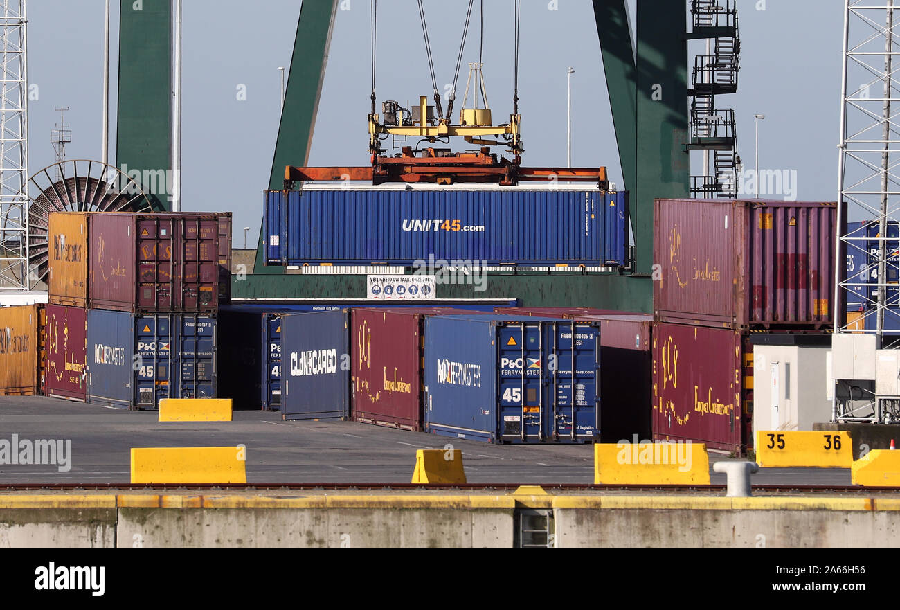 Container im Hafen von Zeebrügge in Belgien nach 39 Einrichtungen innerhalb eines Lkw, der vom Hafen zum Hafen von Tilbury in Essex gereist waren gefunden wurden. Stockfoto