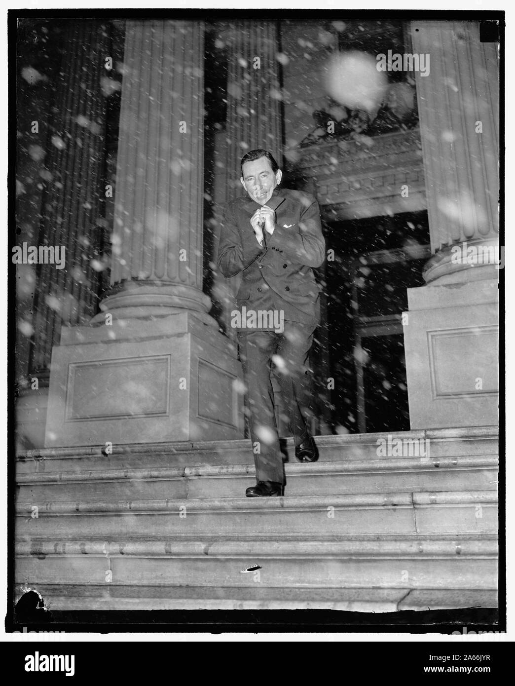 Washington, D.C., 24.02.11. Senator Claude Pepper, von Florida, hat etwas Spaß mit Washingtons neueste Schneesturm, gezeigt aus dem Senat Kammern, dem Senator erklärt photogs, dass er lieber viel Sonne und Blumen, denn wer würde nicht, 2/11/38 Stockfoto