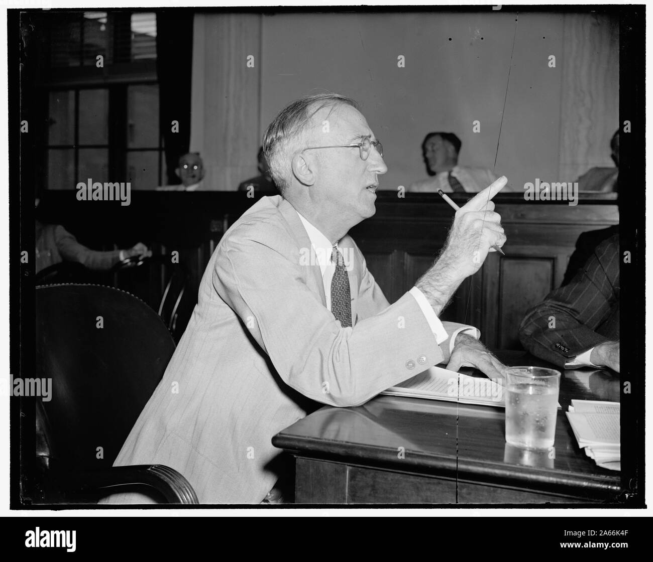 Washington, D.C., am 15. Juni. Senator James F. Byrnes, dem., S.C., fotografiert heute, als er den Finanzausschuss gerichtet Stockfoto