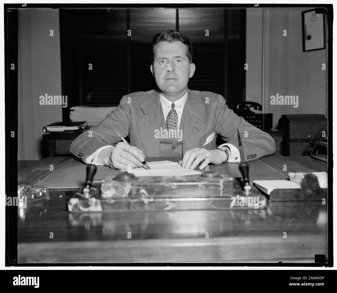 Washington, D.C., 5. Raymond T. Cahill, von New York City, hat gerade stellvertretender Administrator verantwortlich für gegenseitige Hypothek Versicherung für die Federal Housing Administration ernannt worden. Herr Cahill füllt die Vakanz von William D. Flandern links, auch von New York, der vor kurzem zurückgetreten an private Unternehmen zurückzukehren, 10/5/38 Stockfoto Washington, D.C., 5. Raymond T. Cahill, von New York City, hat gerade stellvertretender Administrator verantwortlich für gegenseitige Hypothek Versicherung für die Federal Housing Administration ernannt worden. Herr Cahill füllt die Vakanz von William D. Flandern links, auch von New York, der vor kurzem zurückgetreten an private Unternehmen zurückzukehren, 10/5/38 Stockfoto