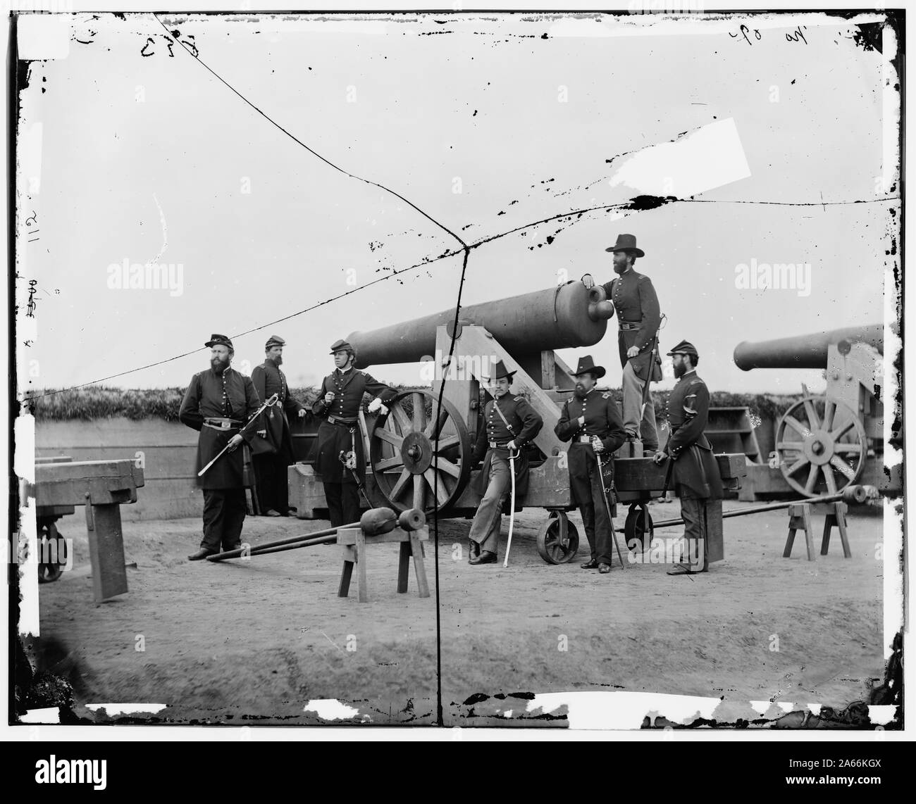 Washington, D.C., Nähe. Sieben Offiziere von einem großen Gewehr in einem fort Abstract: Ausgewählte Bürgerkrieg Fotografien, 1861-1865 Stockfoto